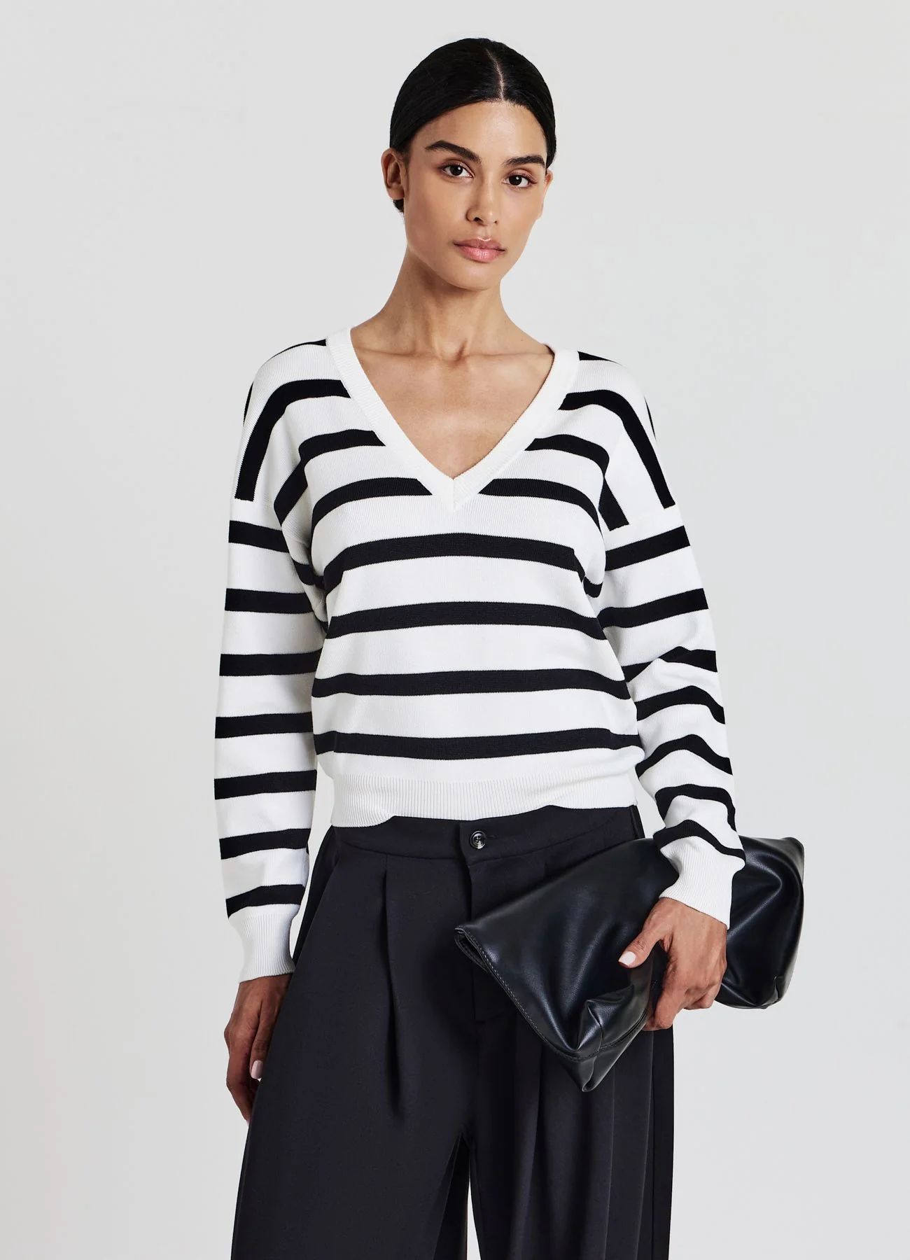 Maglia con scollo a V a righe - Image 7