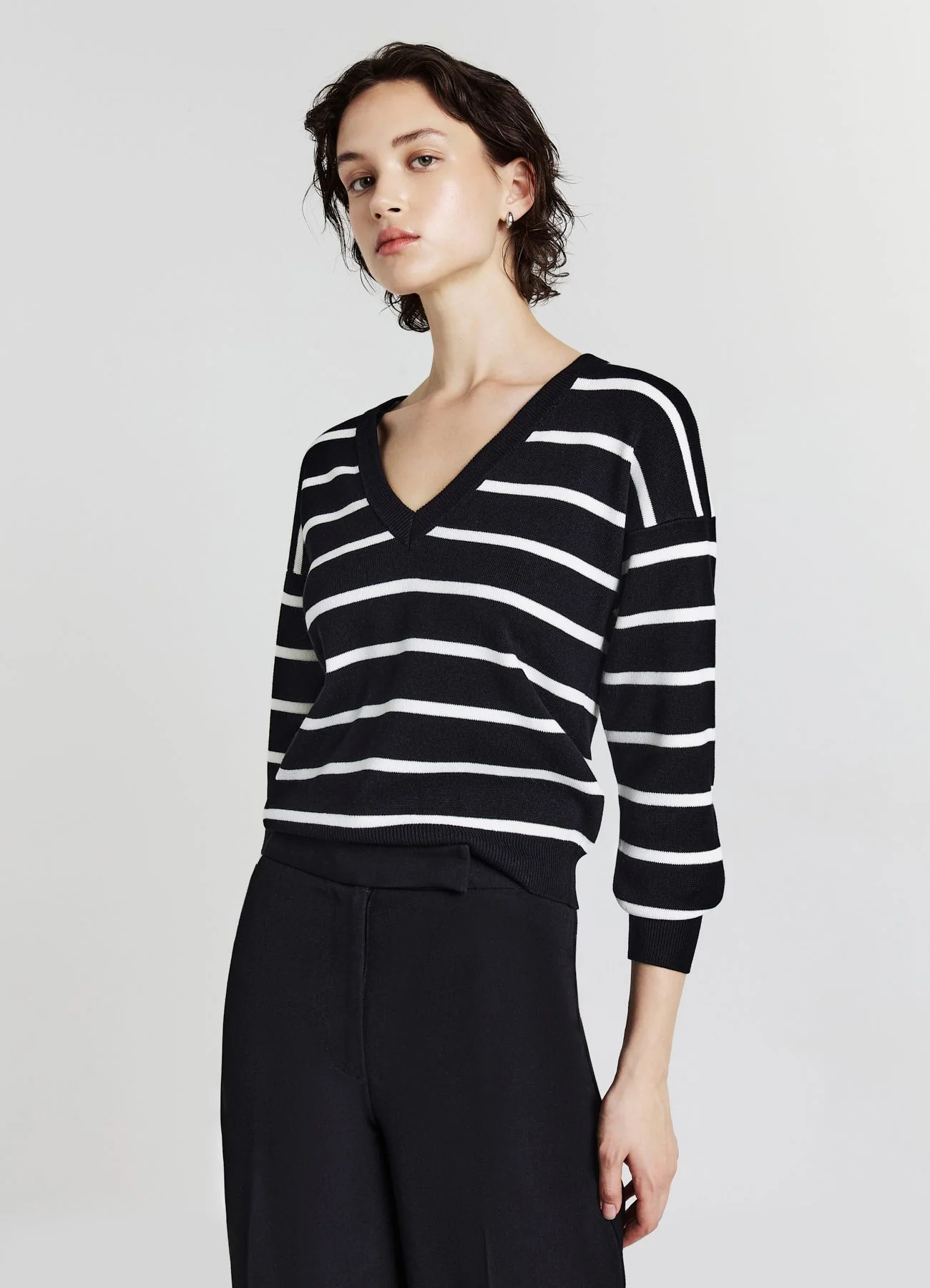 Maglia con scollo a V a righe