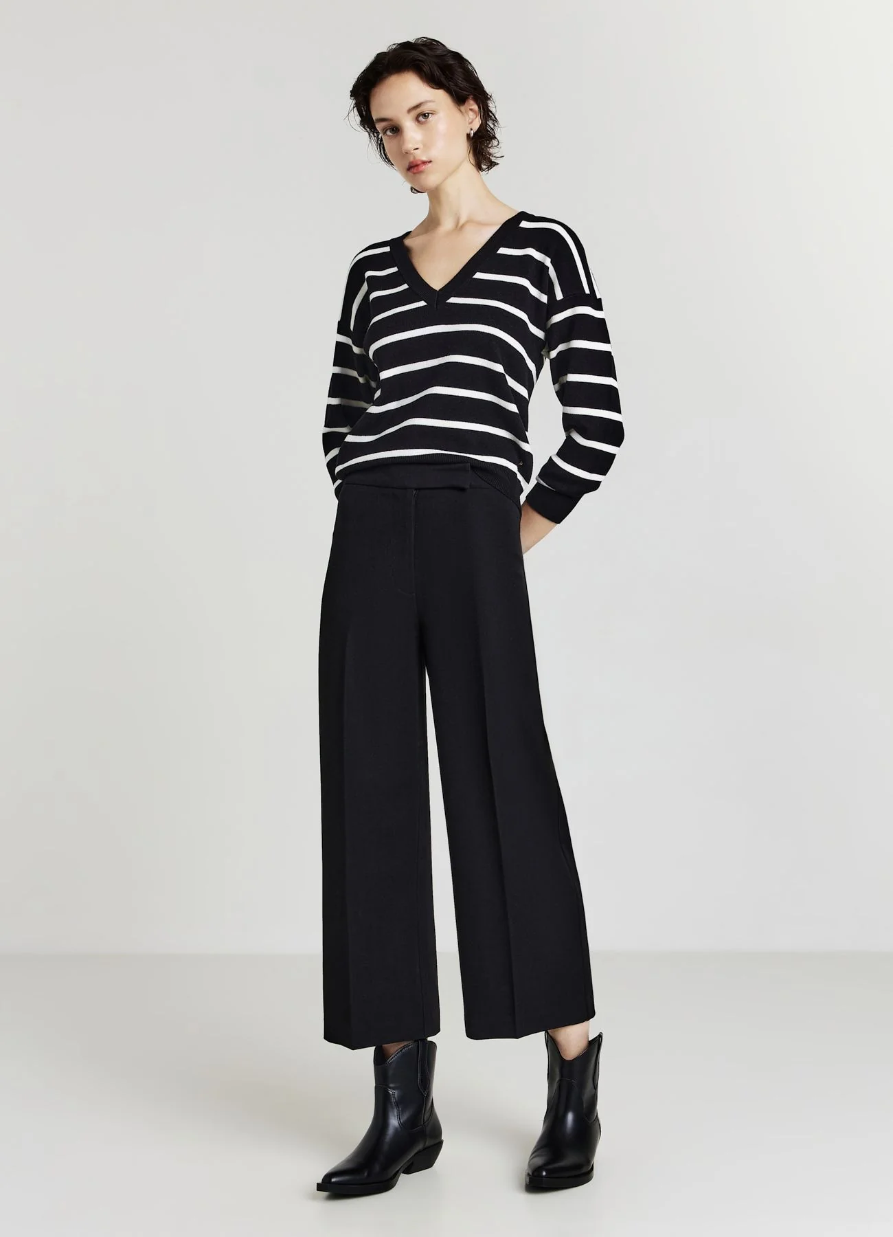 Maglia con scollo a V a righe - Image 3