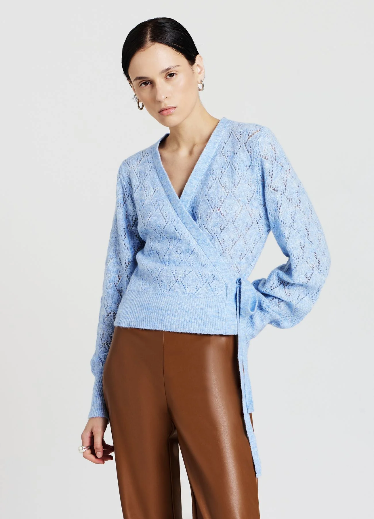 Maglia con scollo a V e nodo