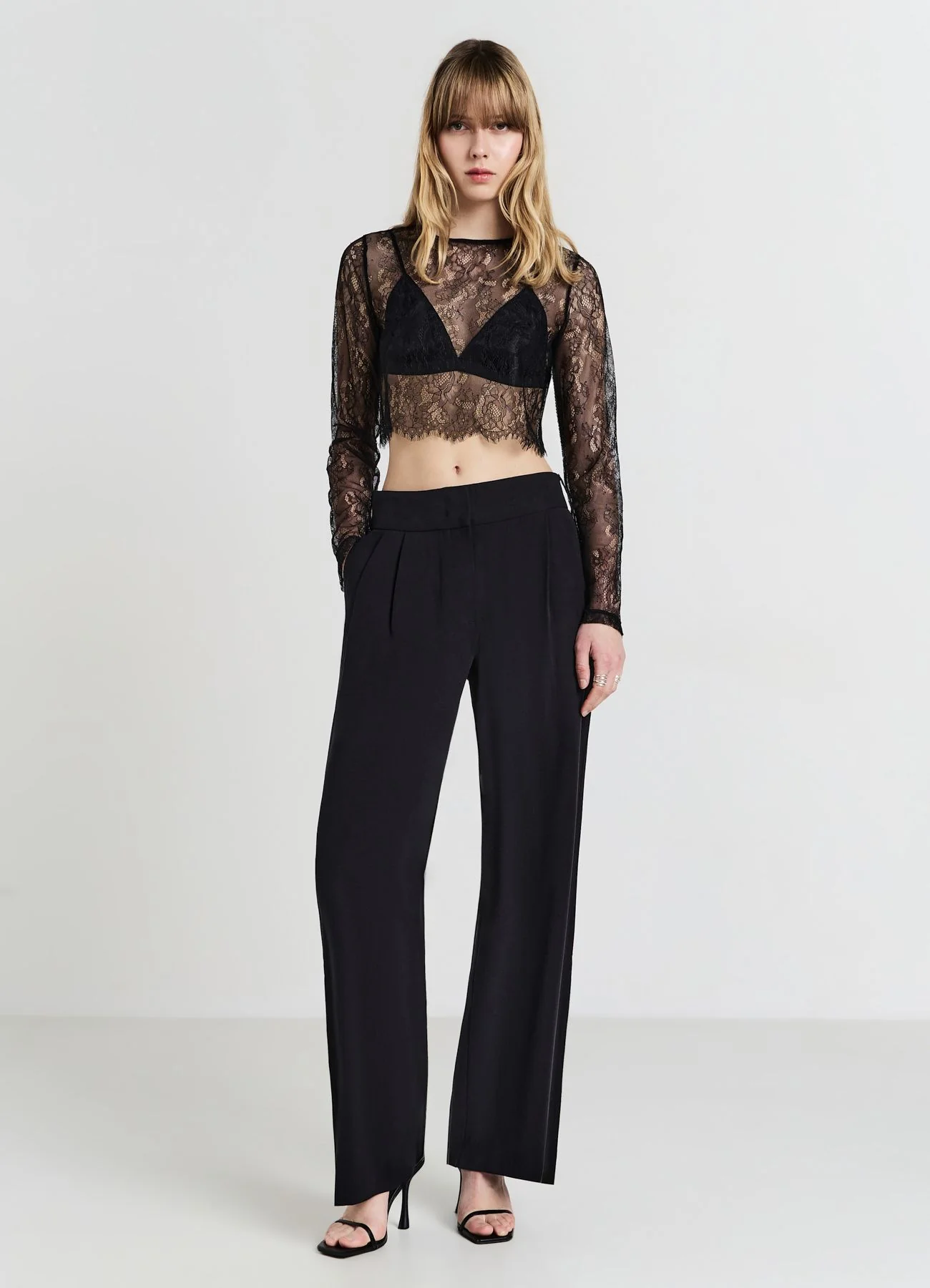 Maglia crop pizzo con bralette - Image 2