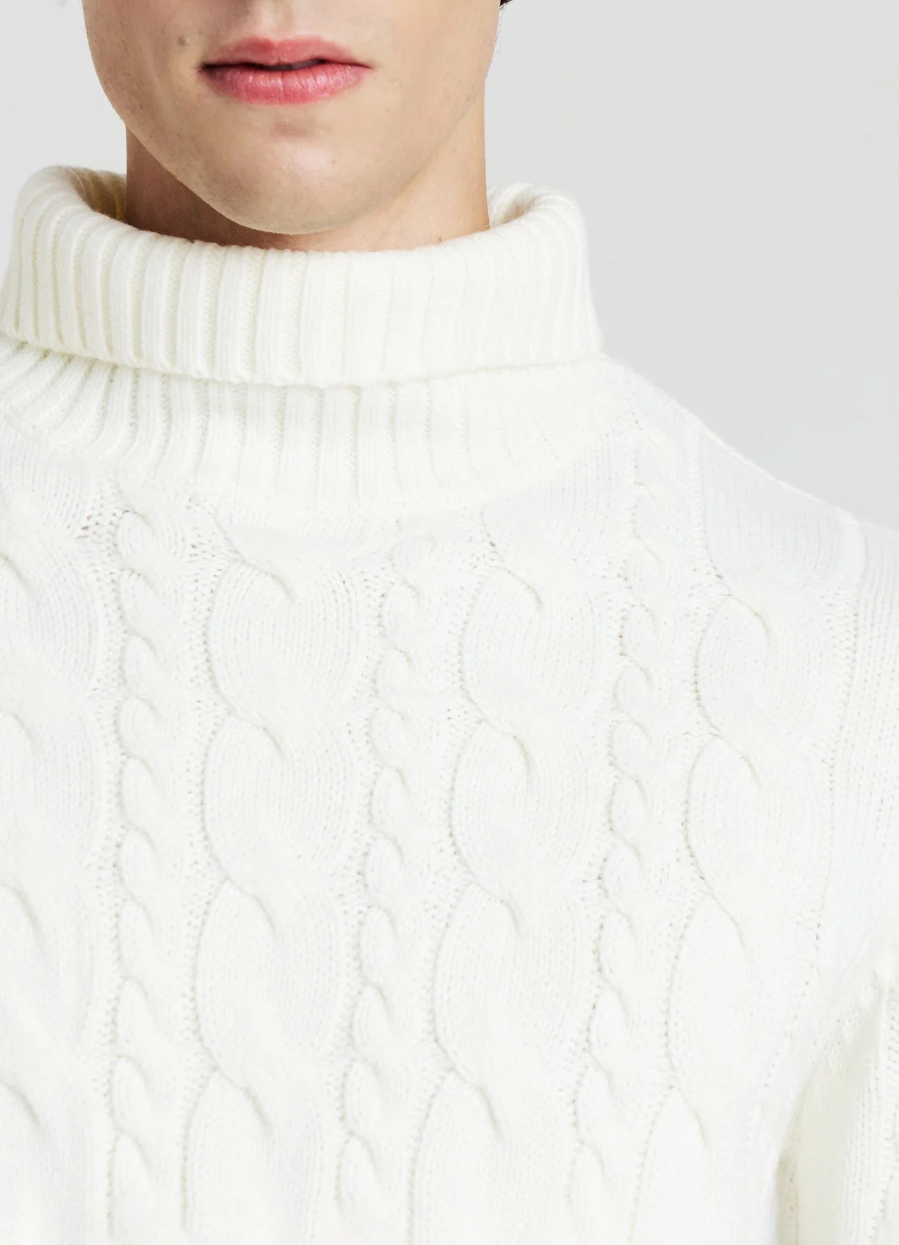 Maglione dolcevita con trecce - Image 2
