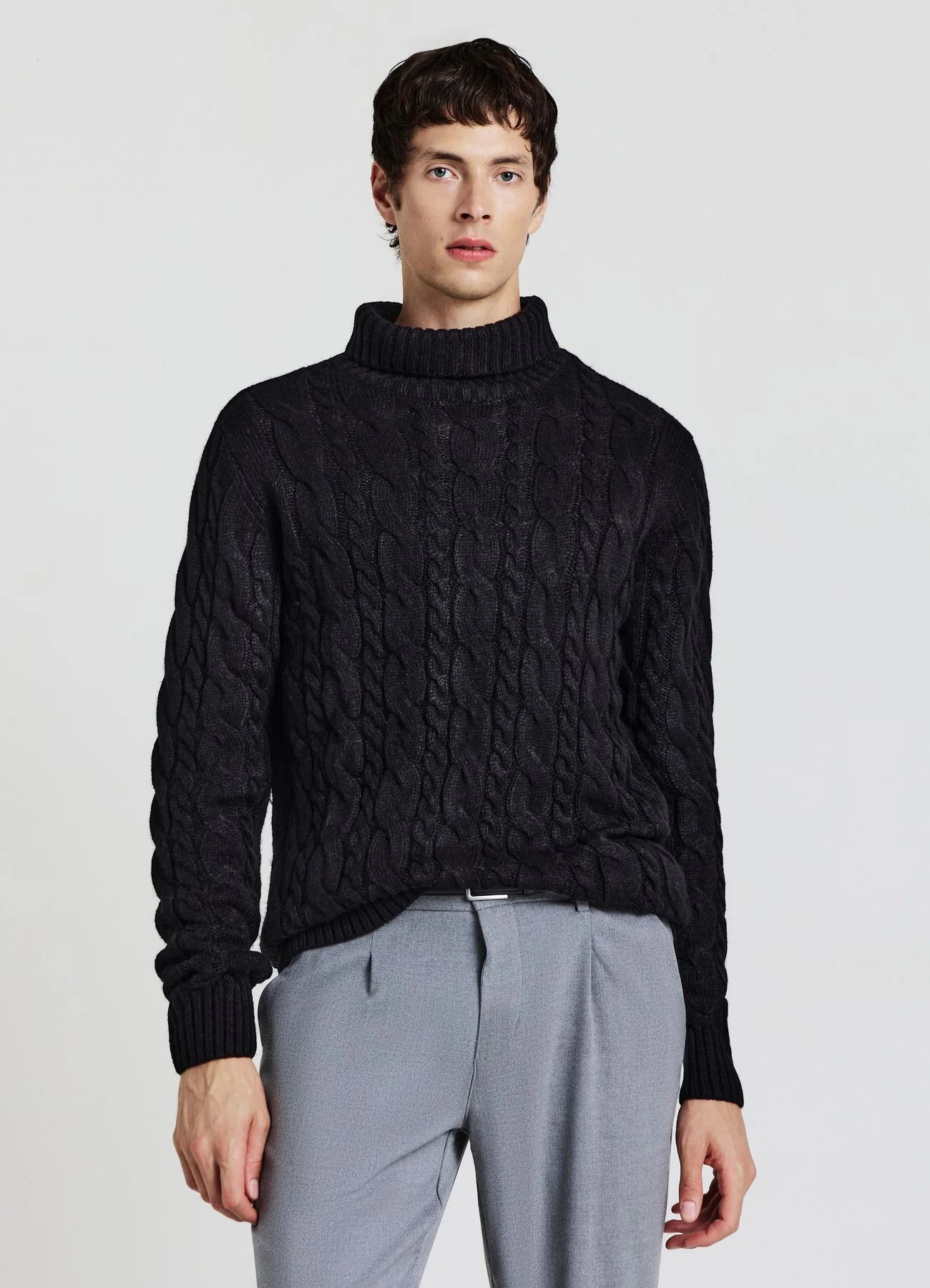 Maglione dolcevita con trecce