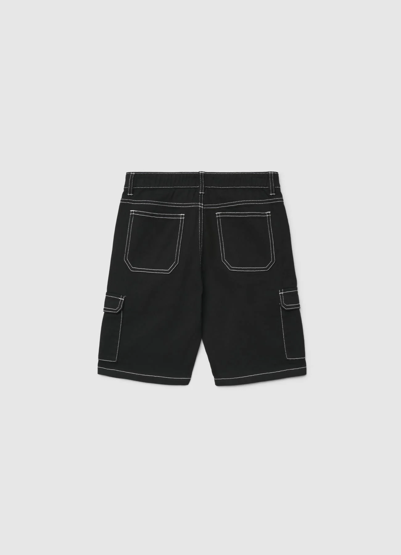 Pantaloncini cargo con impunture a contrasto