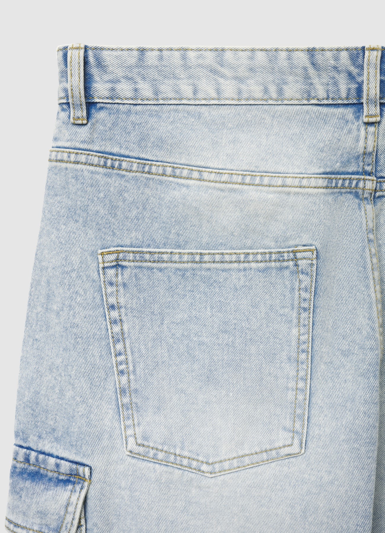Pantaloncini cargo in denim con tasconi - Image 5