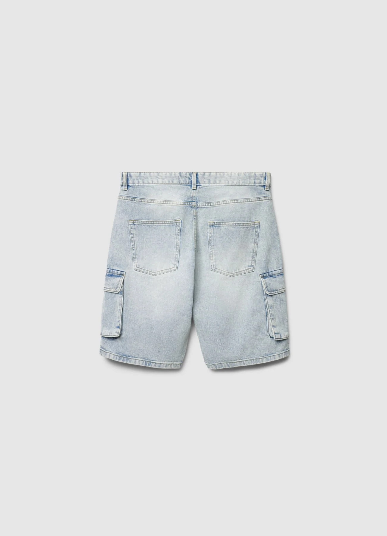 Pantaloncini cargo in denim con tasconi - Image 6