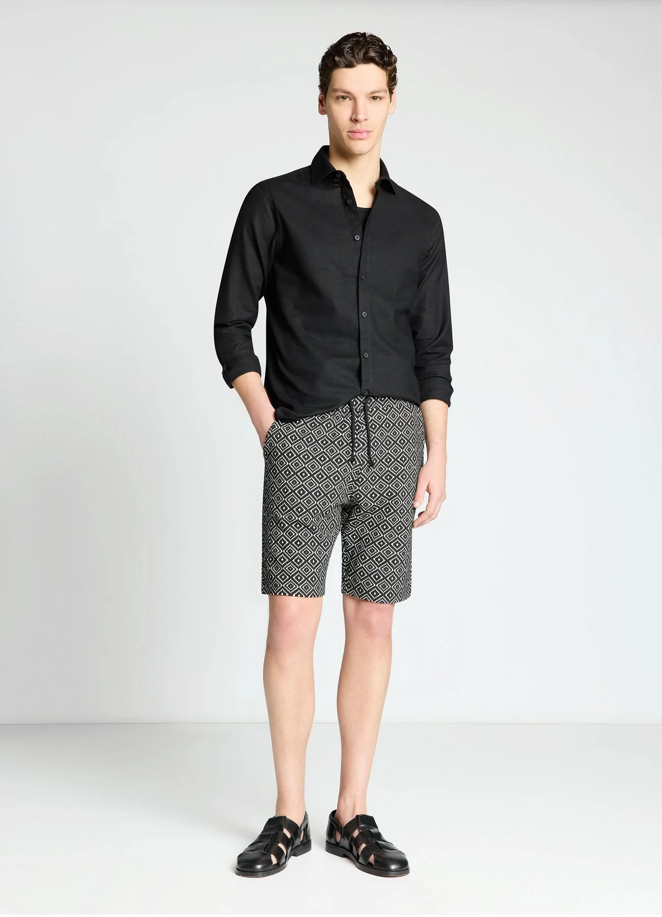 Pantaloncini ginnici con fantasia etnica geometrica