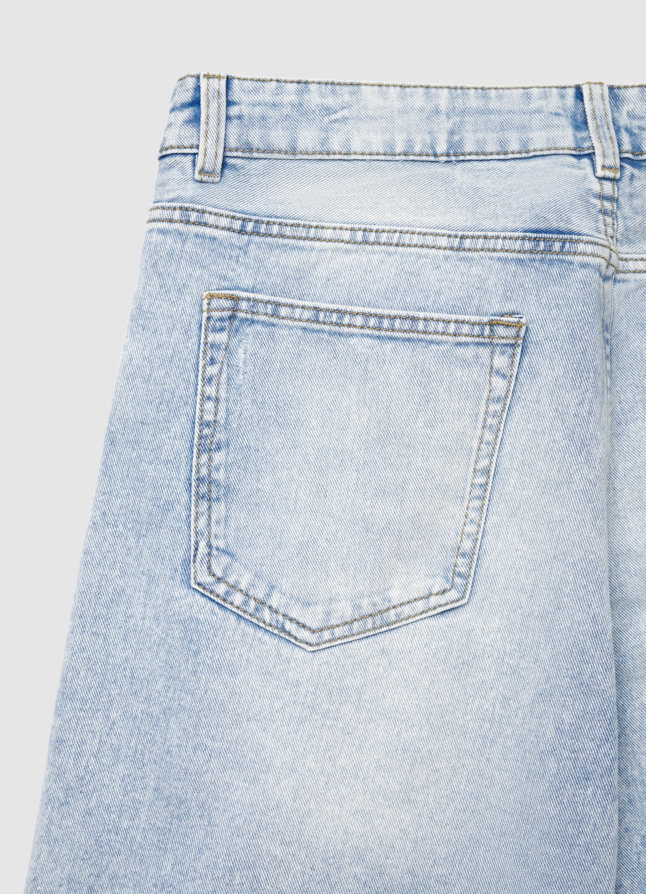 Pantaloncini in denim con strappi - Image 6