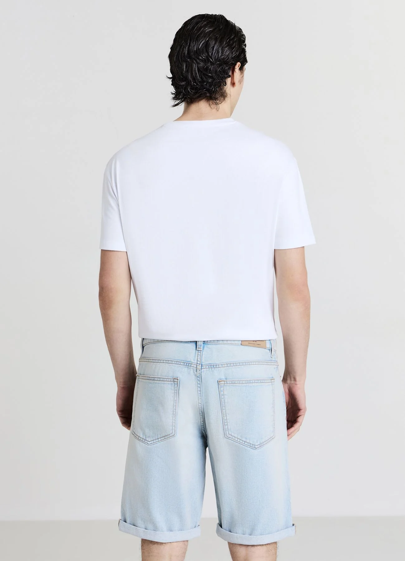 Pantaloncini in denim slavato - Image 2