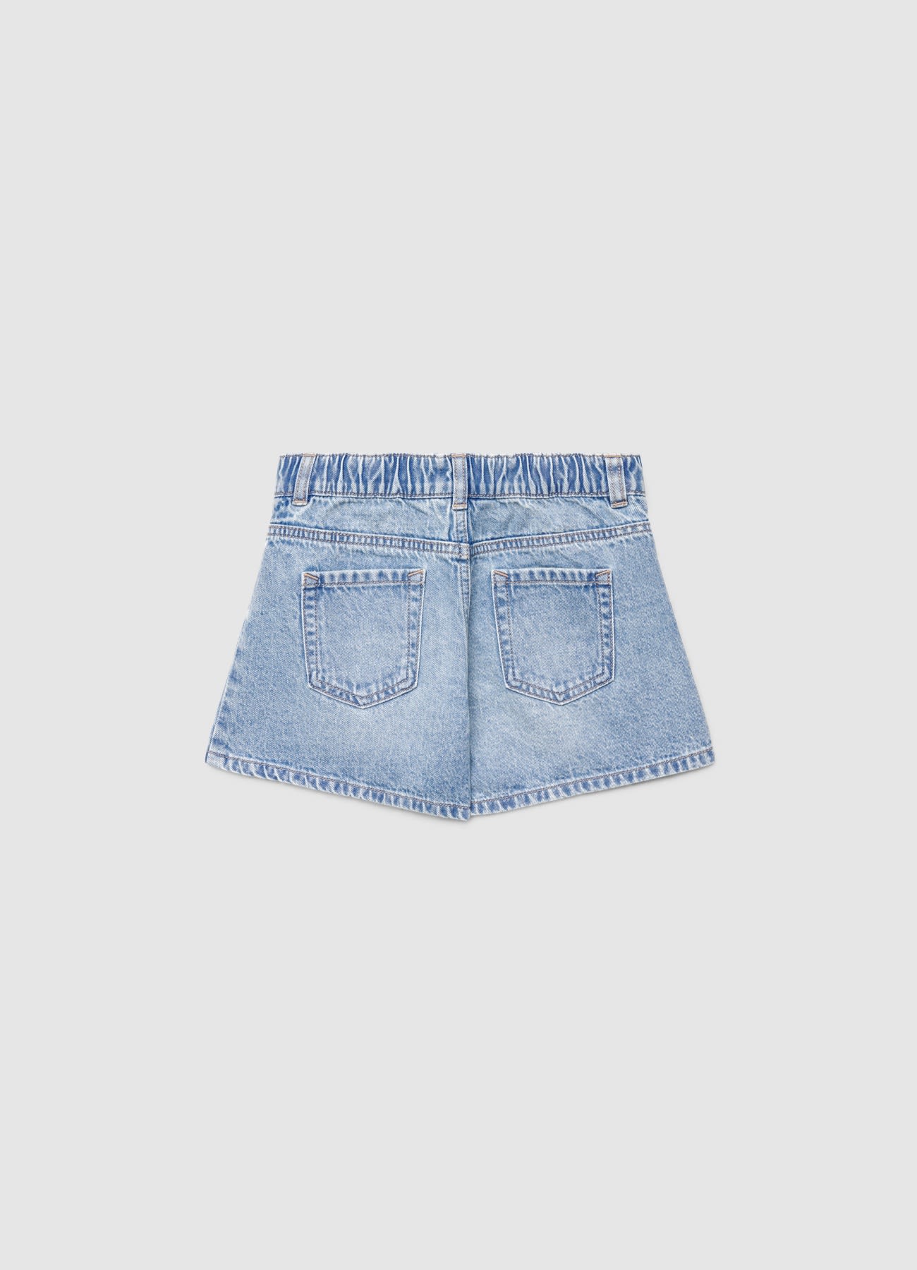 Pantaloncini in jeans con ricami floreali - Image 2