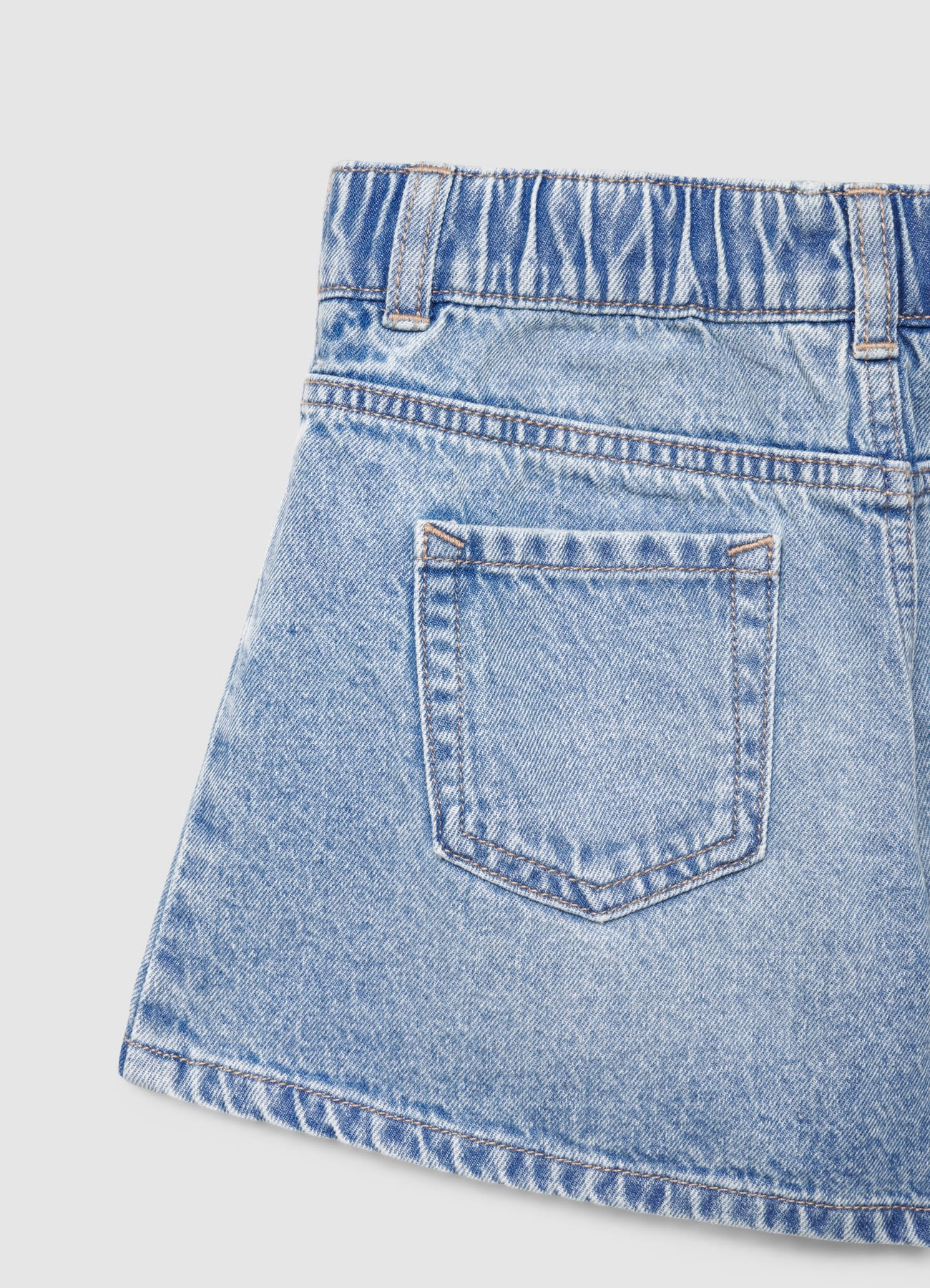 Pantaloncini in jeans con ricami floreali - Image 3