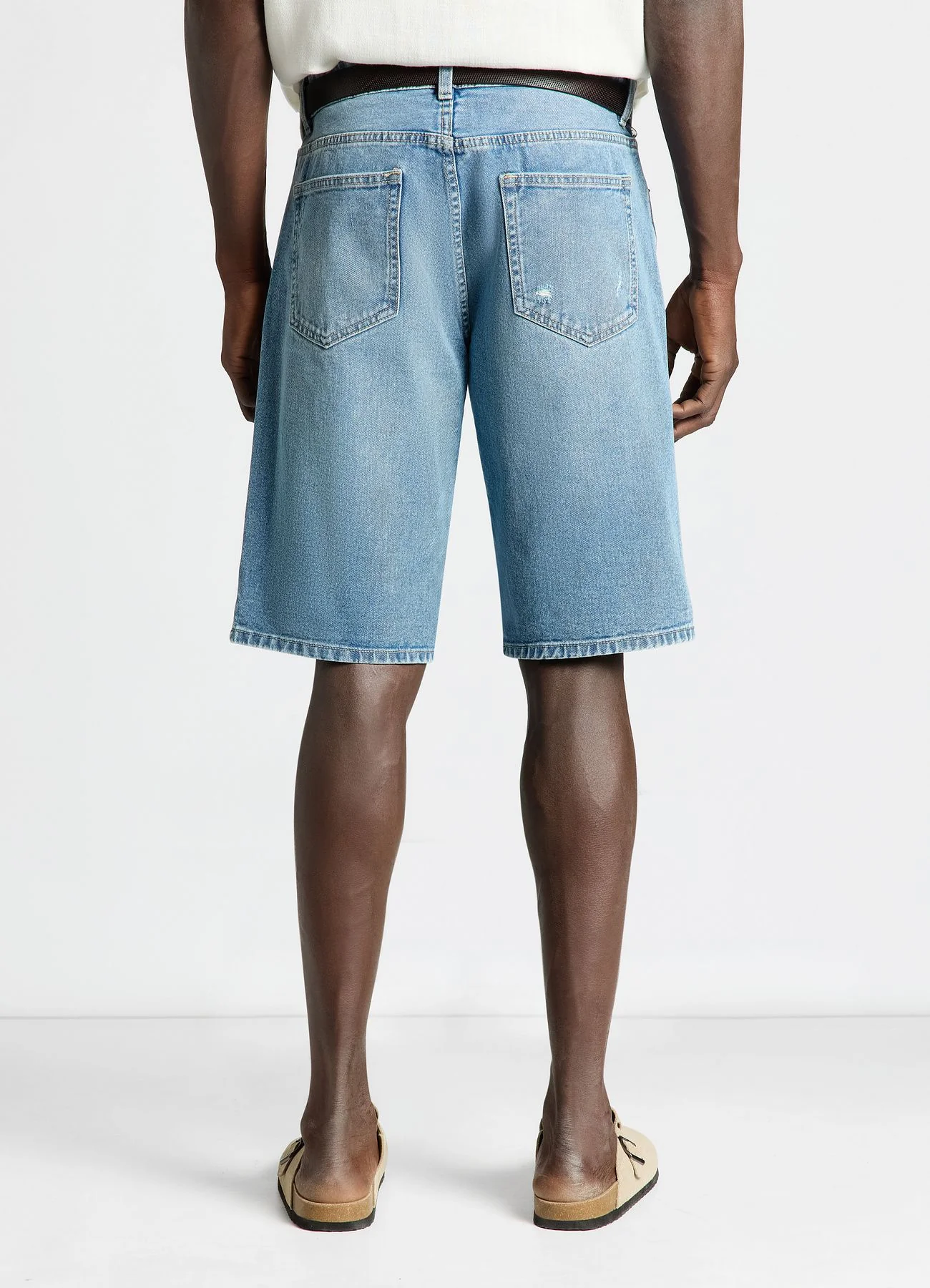 Pantaloncini jeans con strappi e risvolto - Image 3