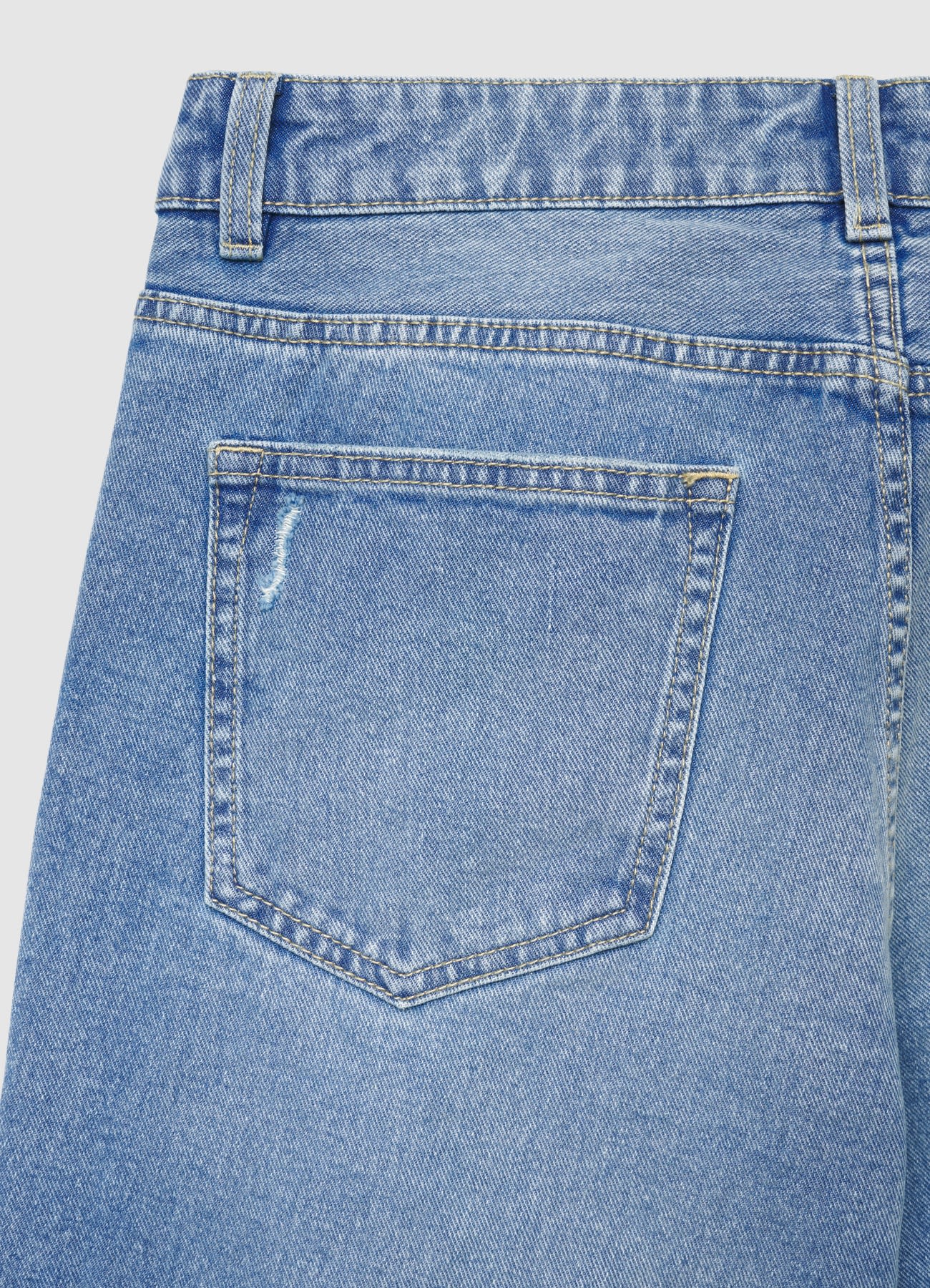 Pantaloncini jeans con strappi e risvolto - Image 6