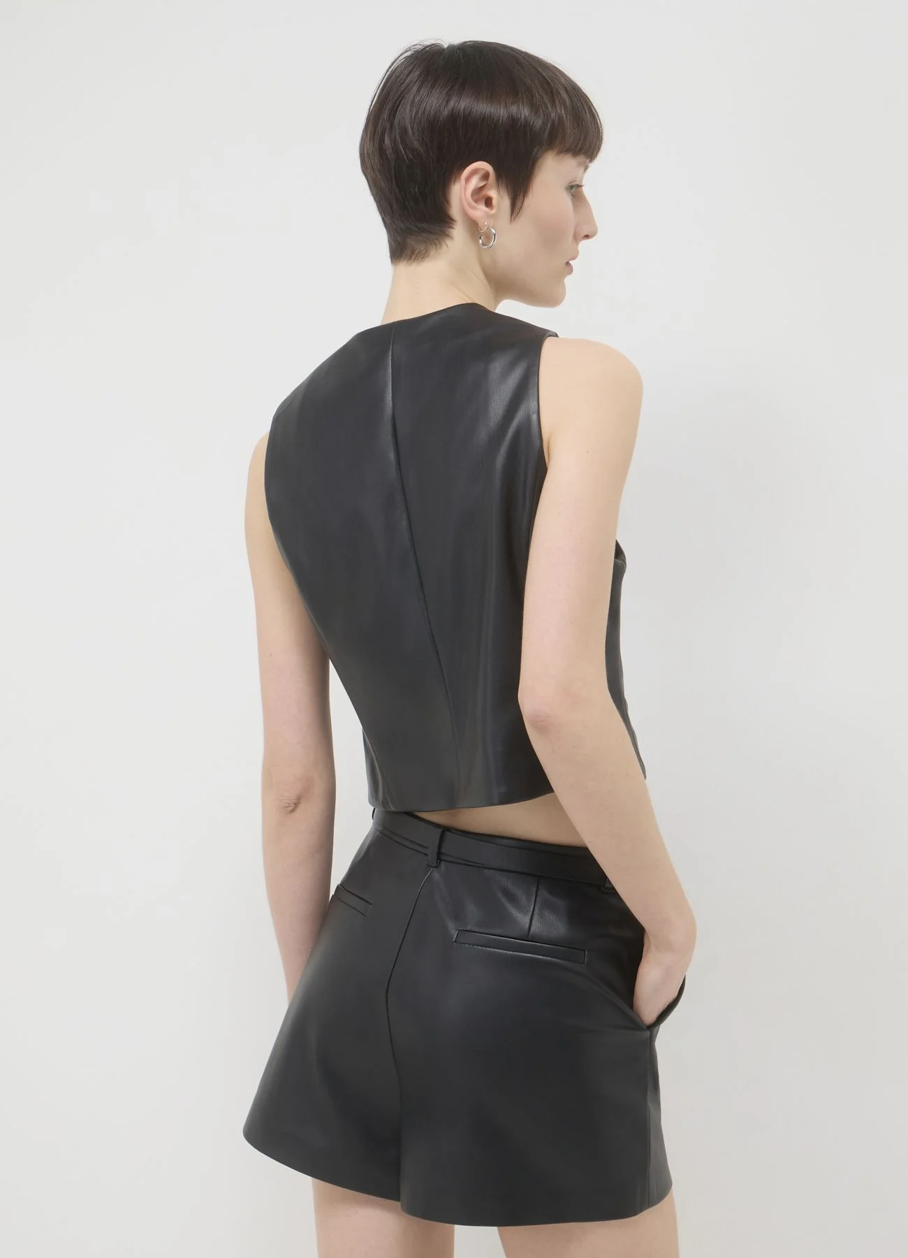 Pantaloncini similpelle con cintura - Image 2
