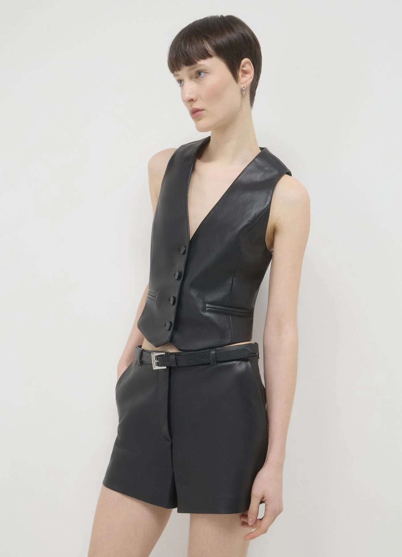 Pantaloncini similpelle con cintura - Image 3