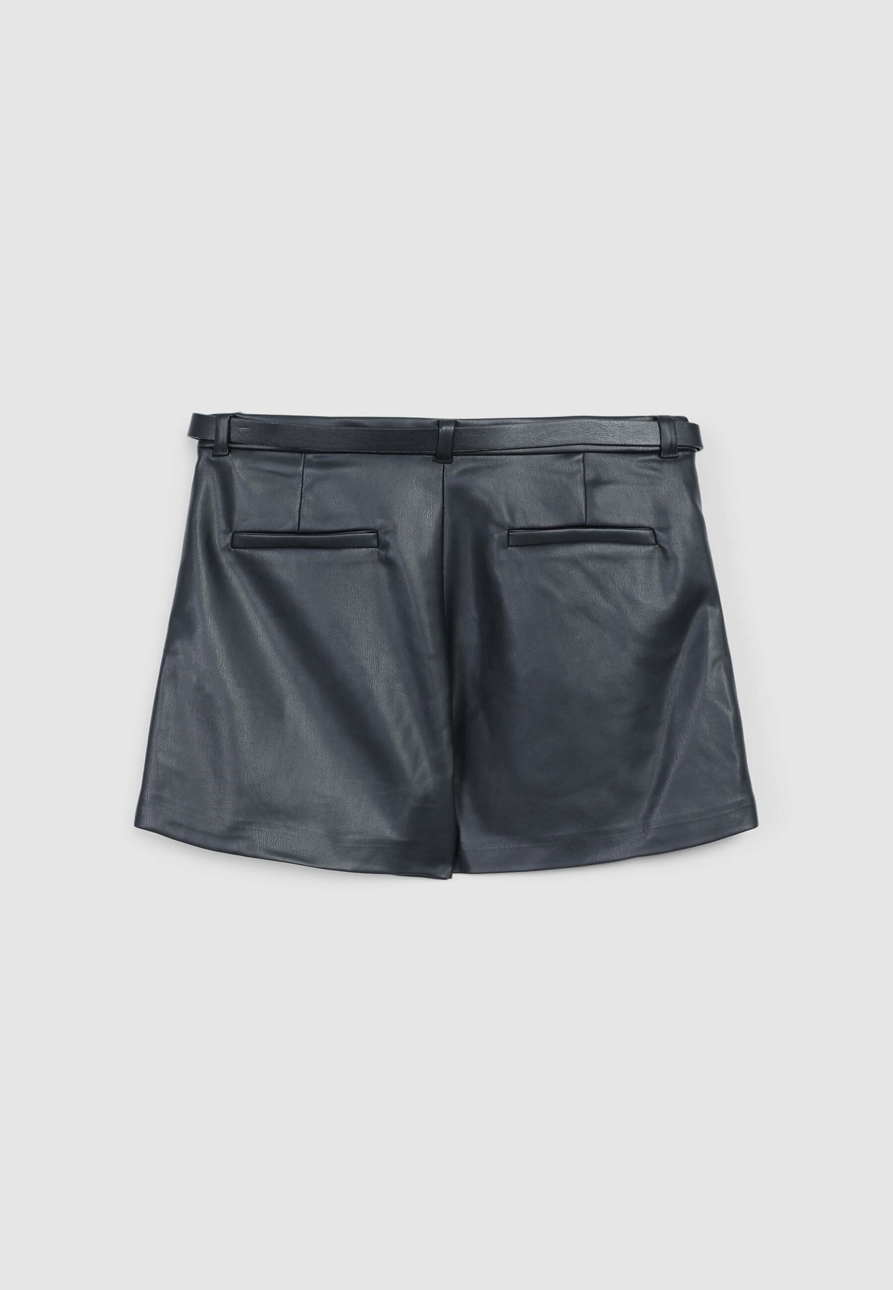 Pantaloncini similpelle con cintura - Image 4