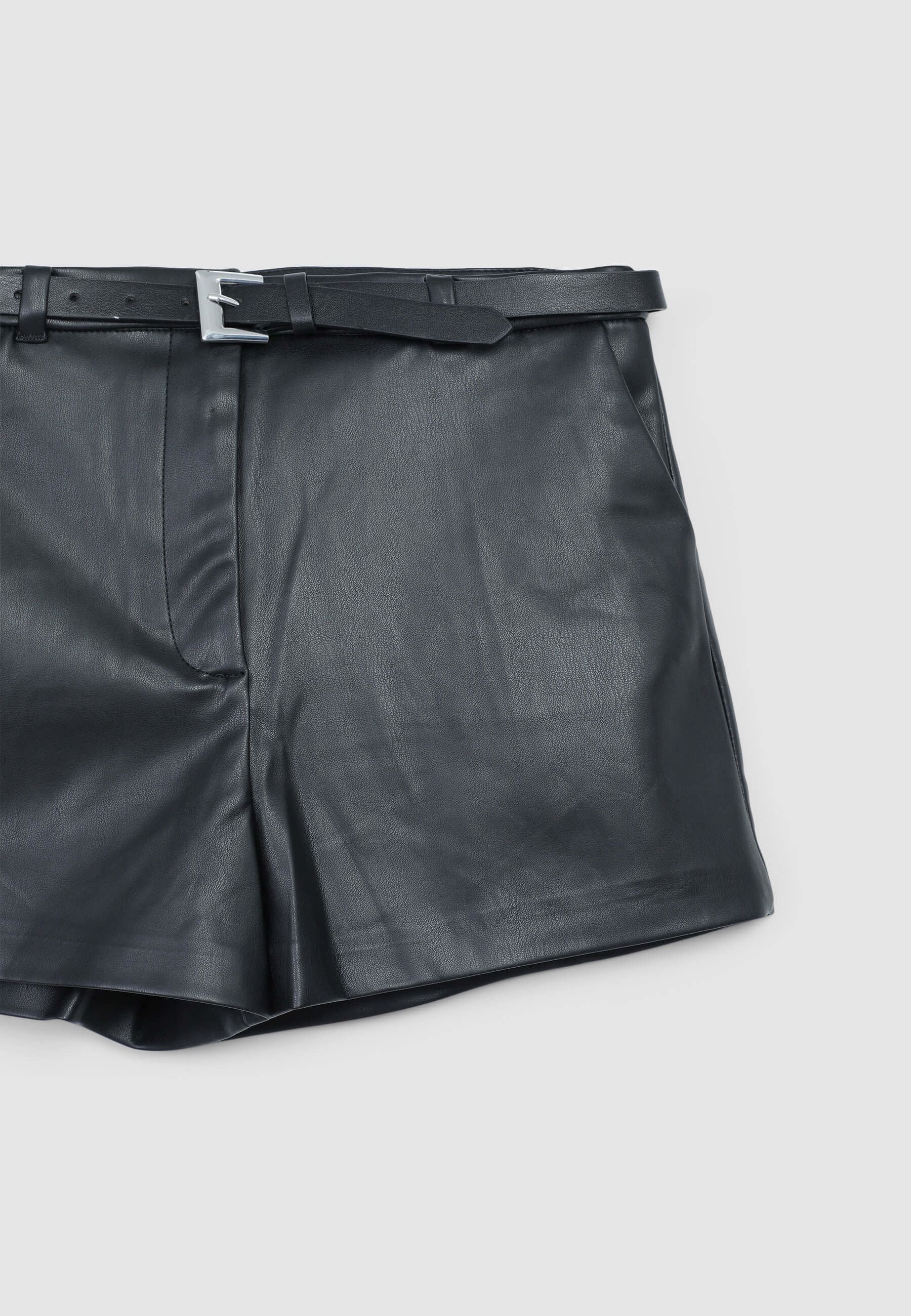 Pantaloncini similpelle con cintura - Image 5