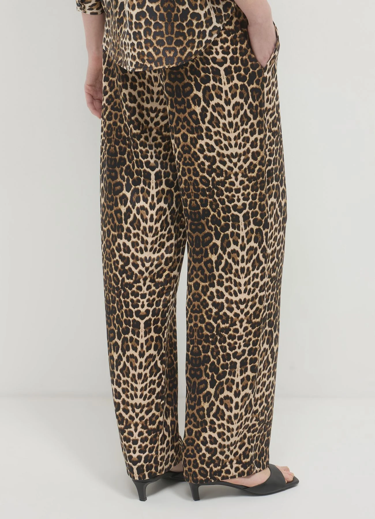 Pantalone simil satin fantasia maculata - Image 3
