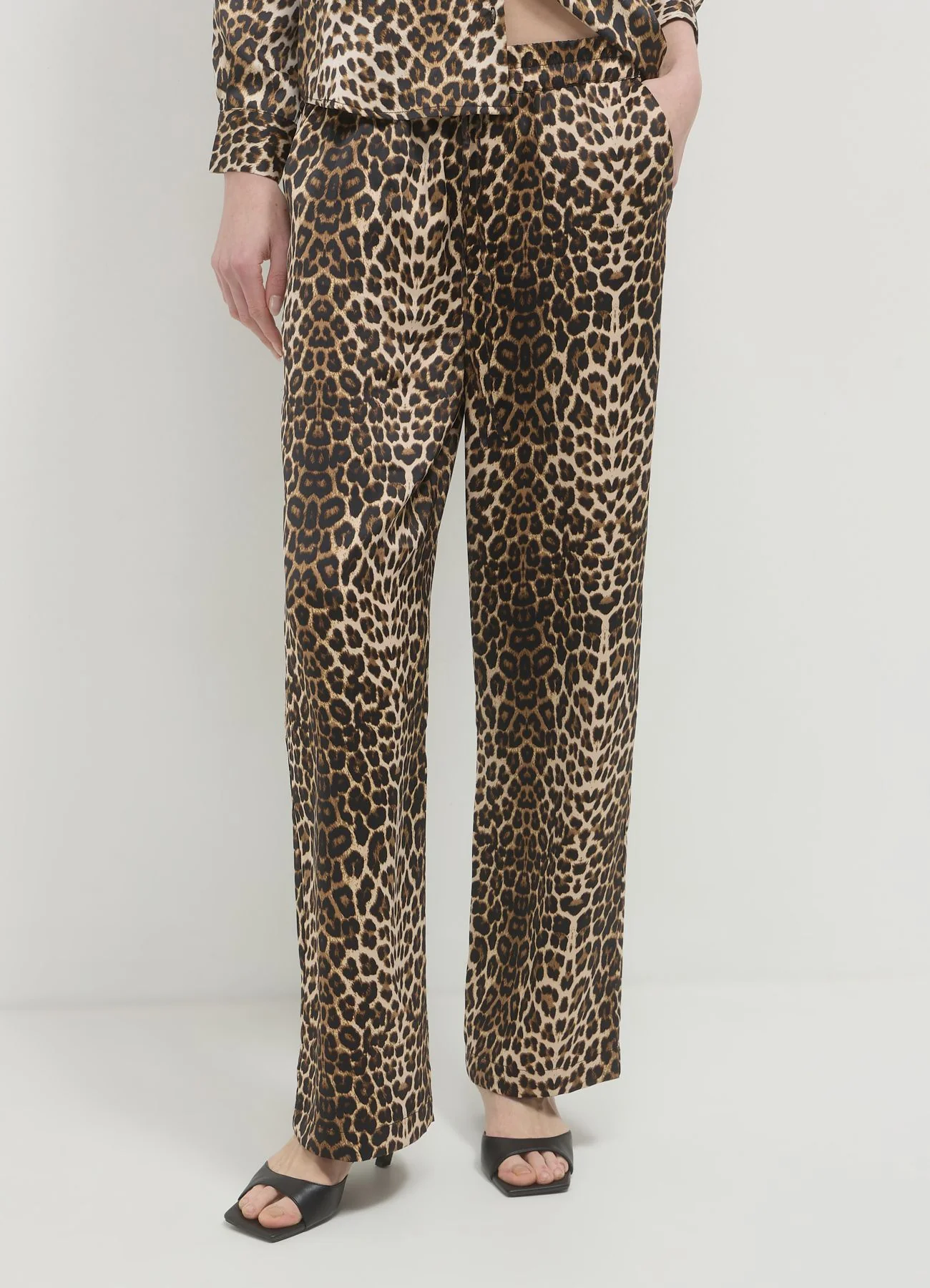 Pantalone simil satin fantasia maculata - Image 4