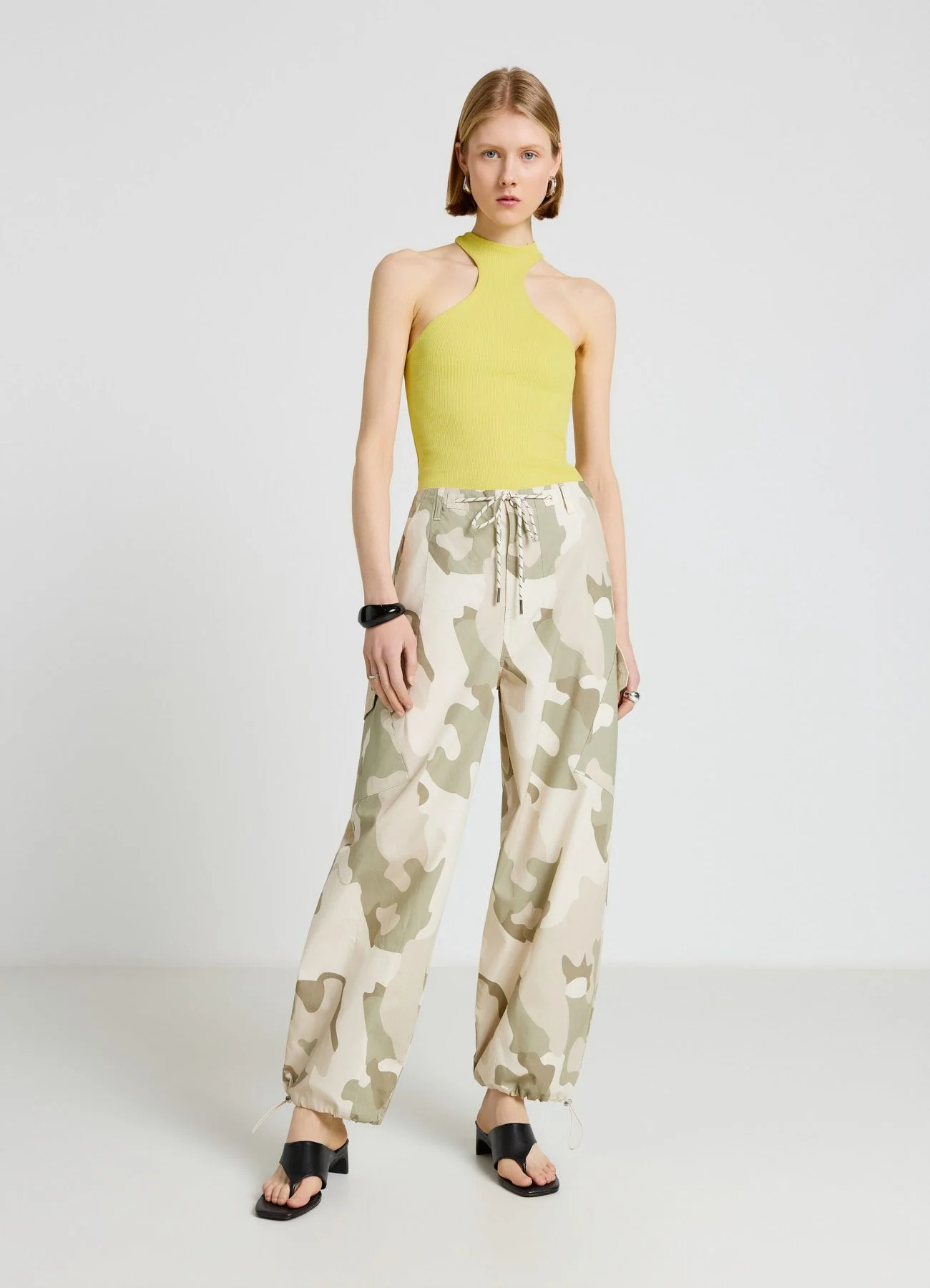 Pantaloni cargo con stampa camouflage e coulisse