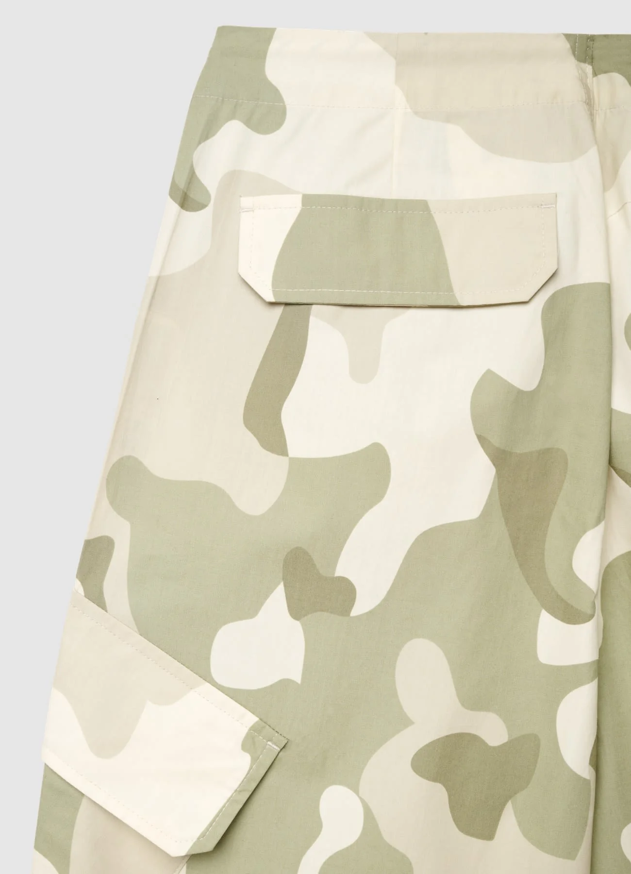 Pantaloni cargo con stampa camouflage e coulisse - Image 5