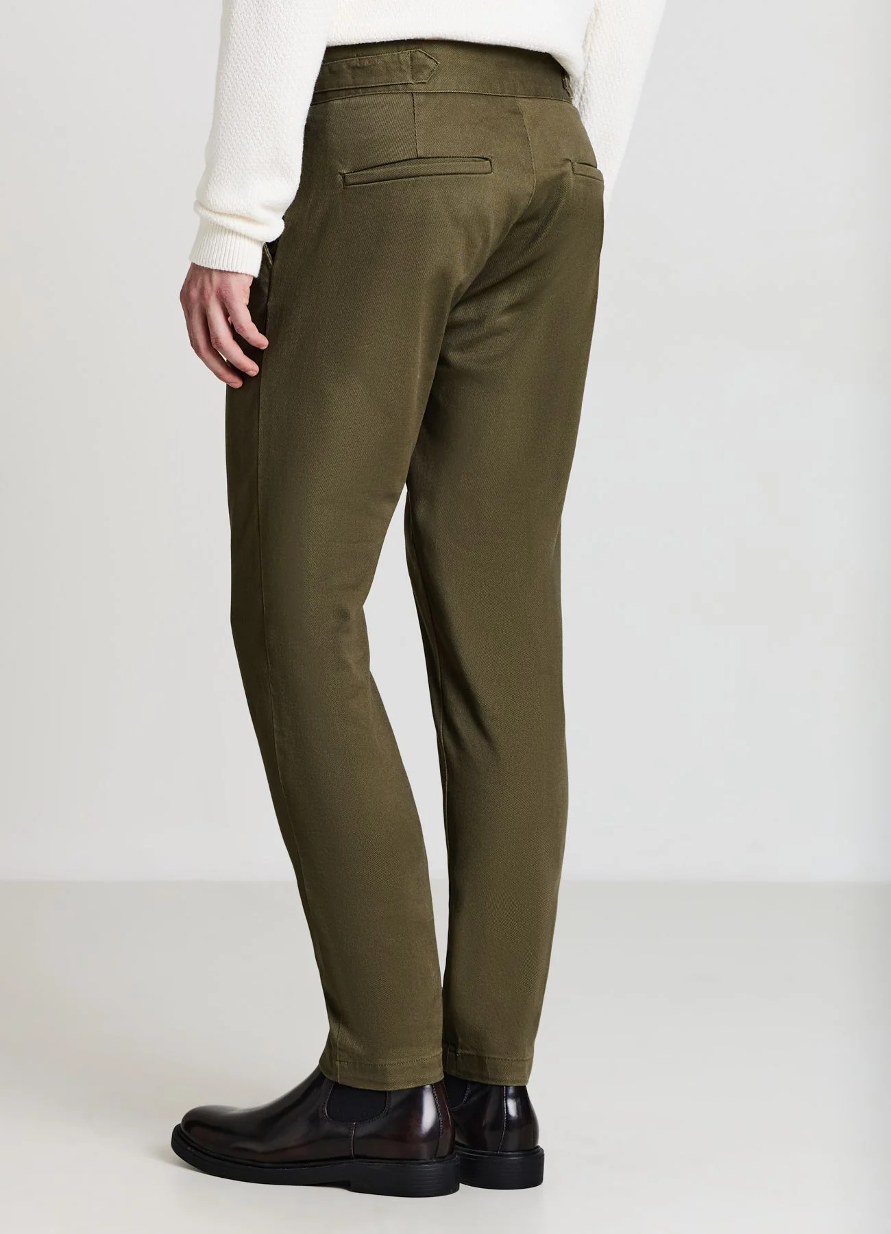 Pantaloni chino con pinces e fibbie laterali