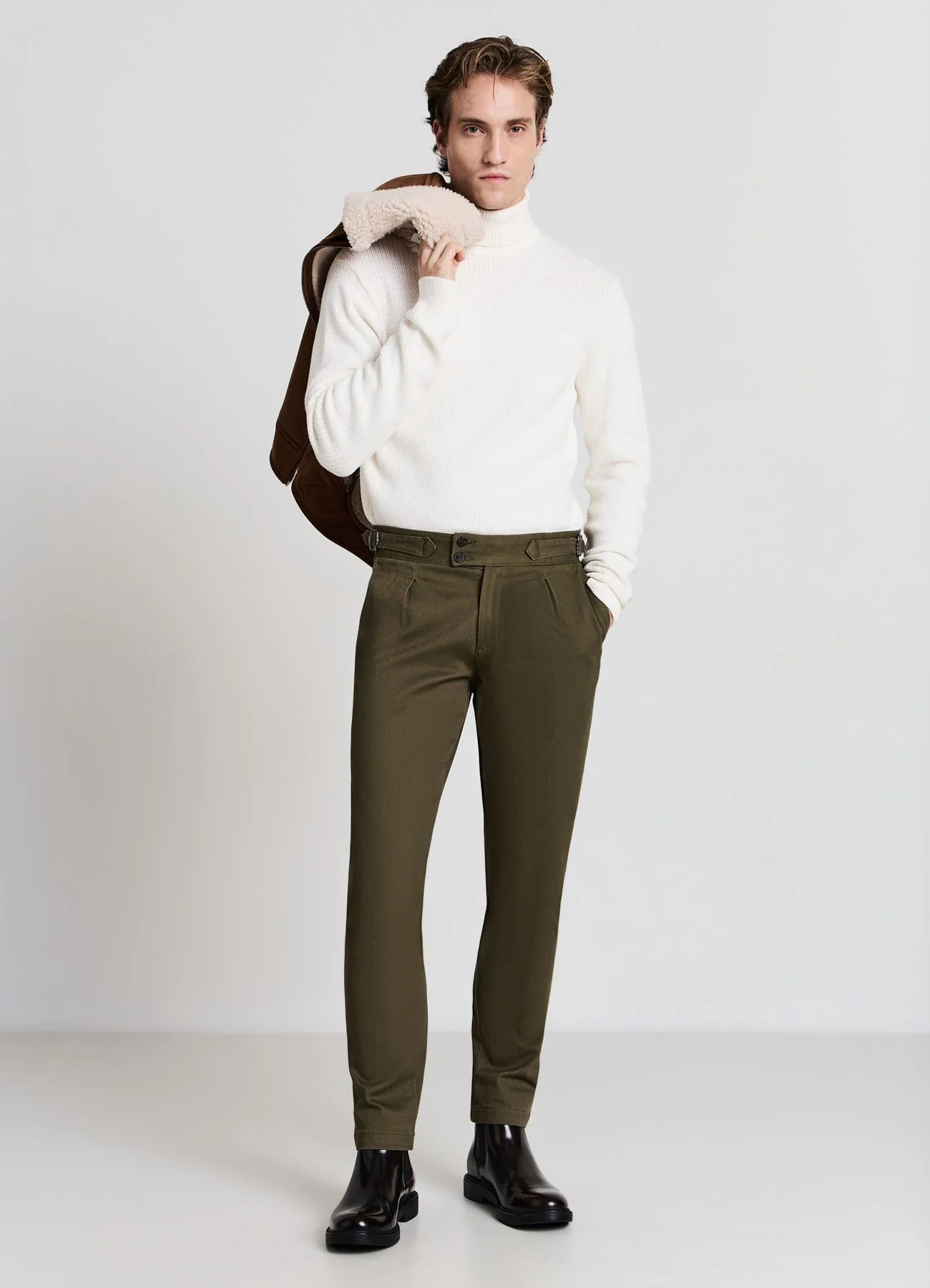 Pantaloni chino con pinces e fibbie laterali - Image 2