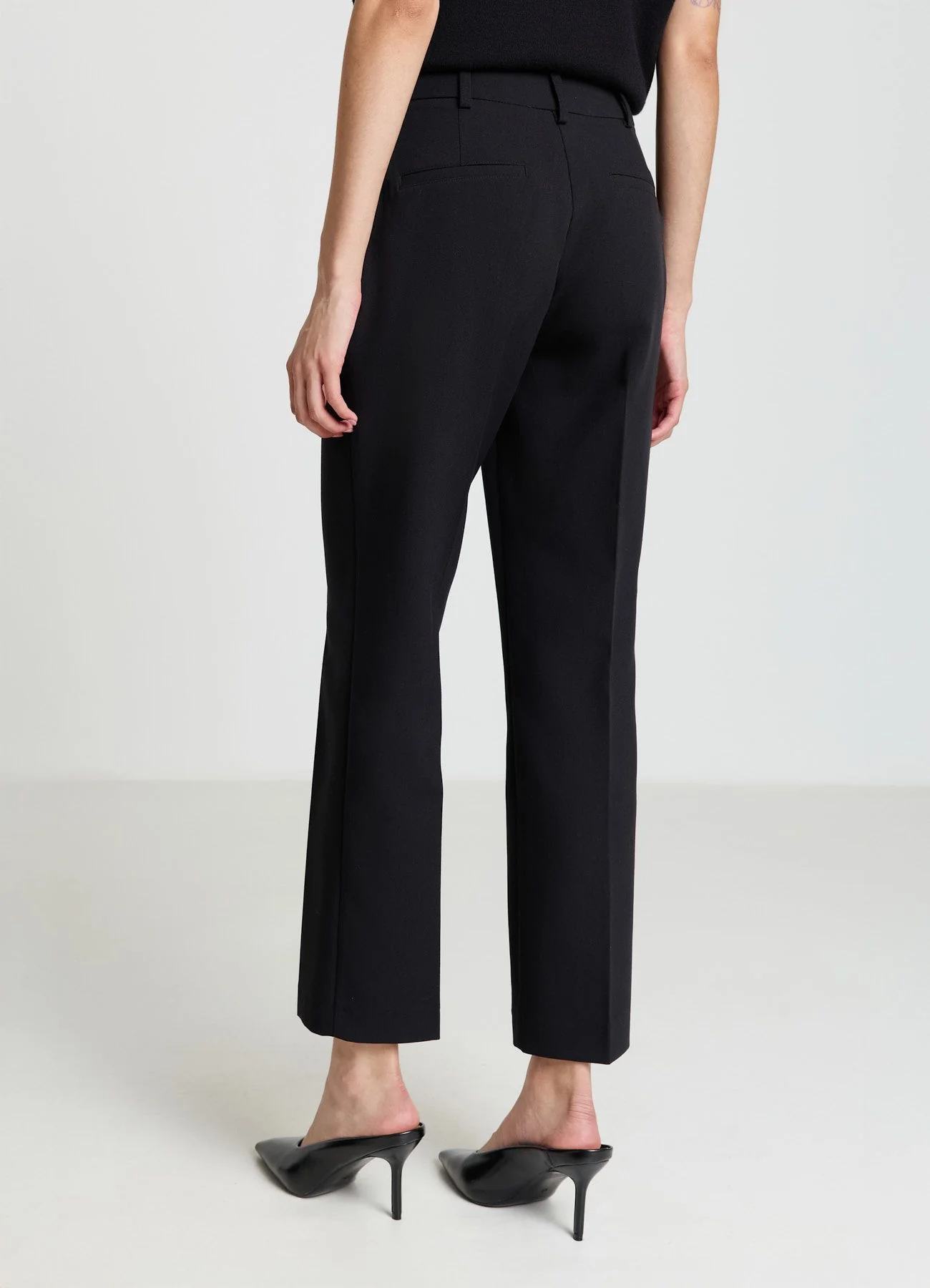 Pantaloni chino slim con bottoni decorativi