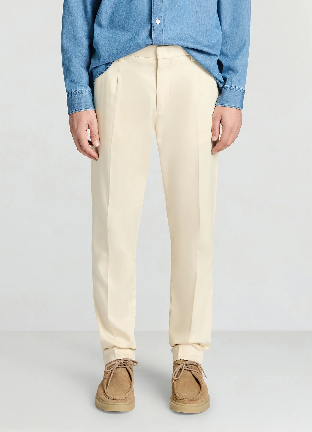 Pantaloni con pinces e tasche a filetto