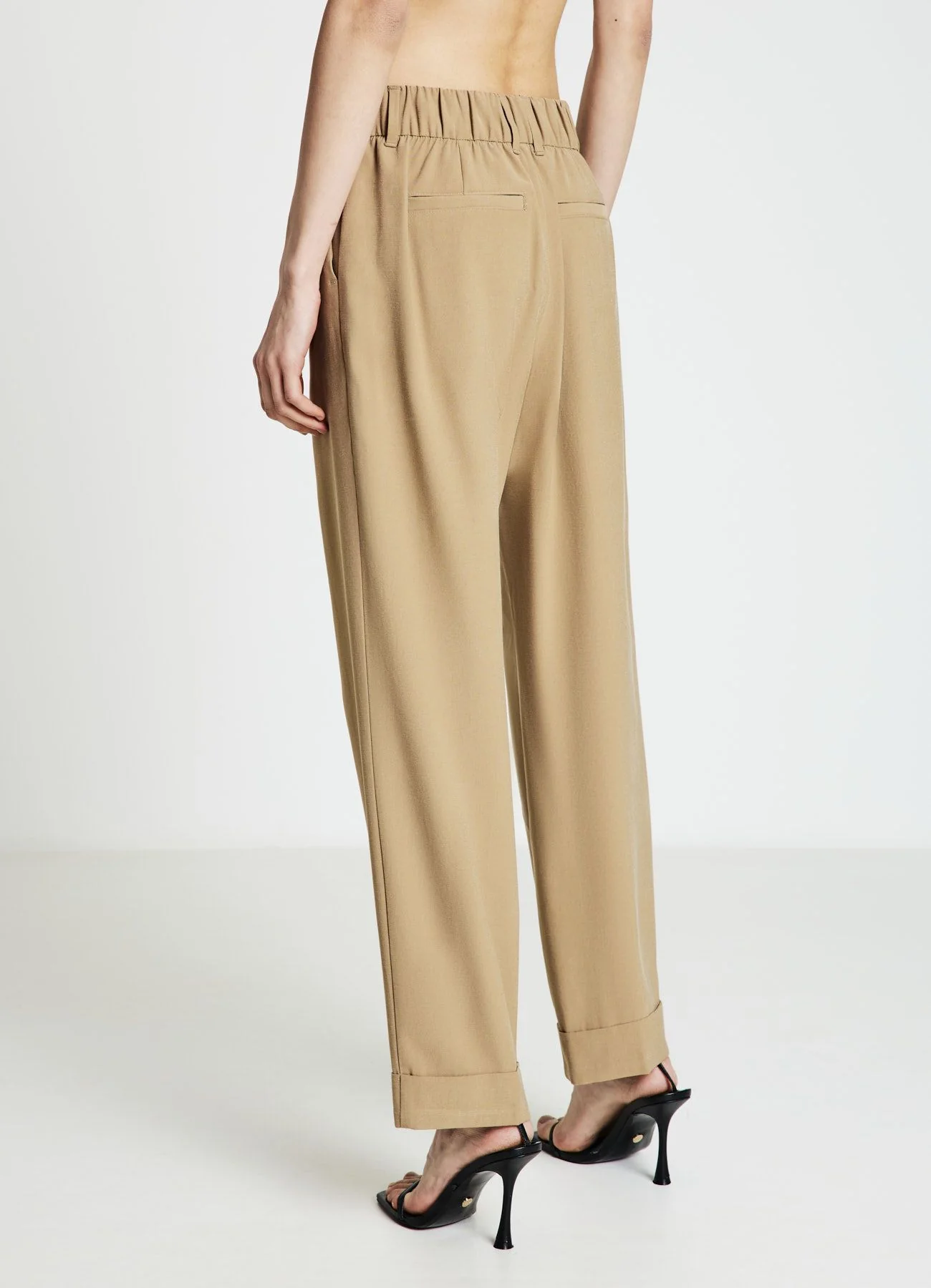 Pantaloni con risvolto tinta unita