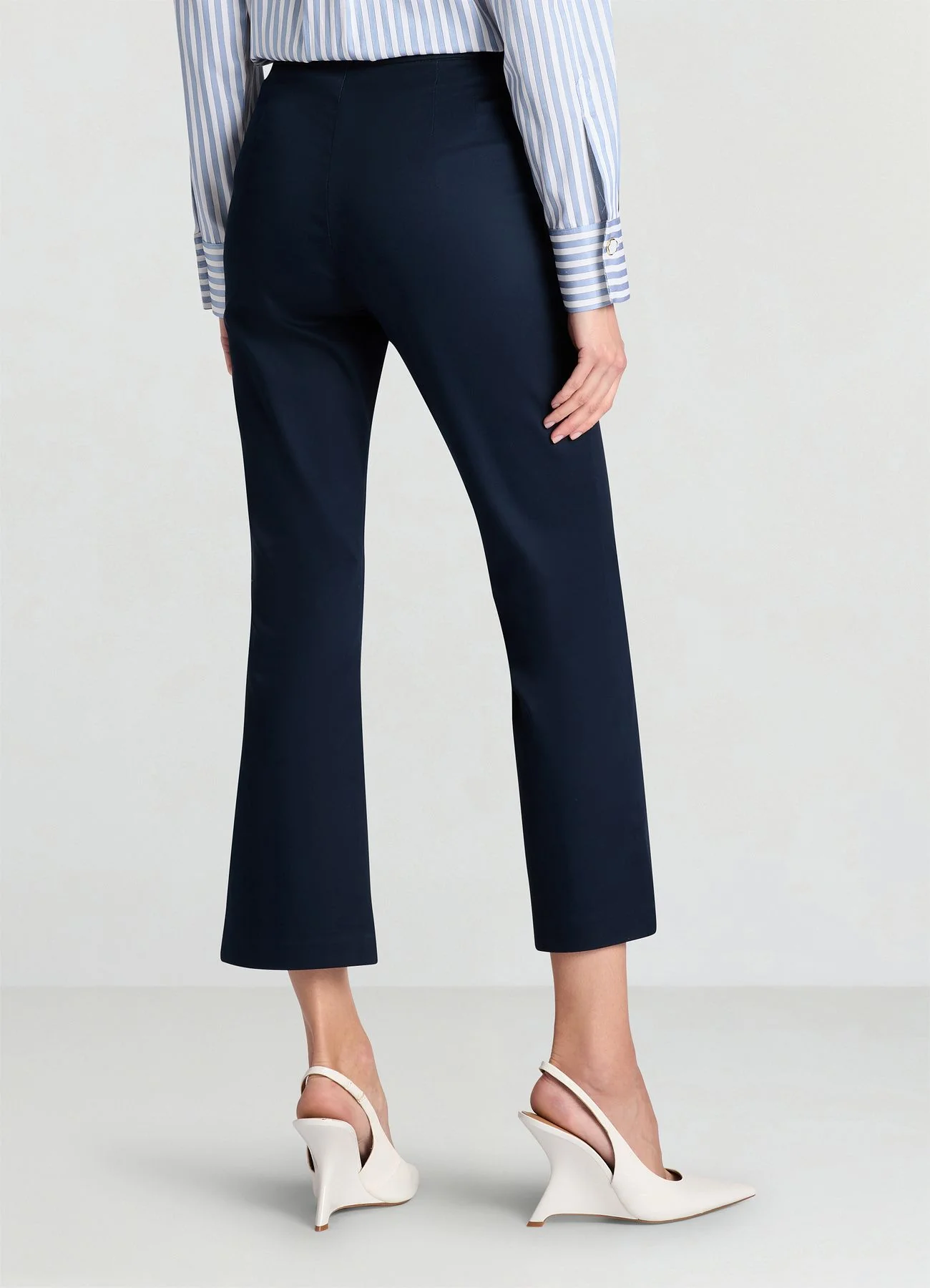Pantaloni cropped flare tinta unita