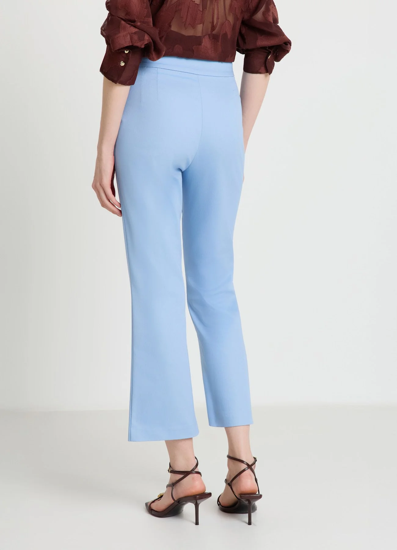 Pantaloni cropped flare tinta unita