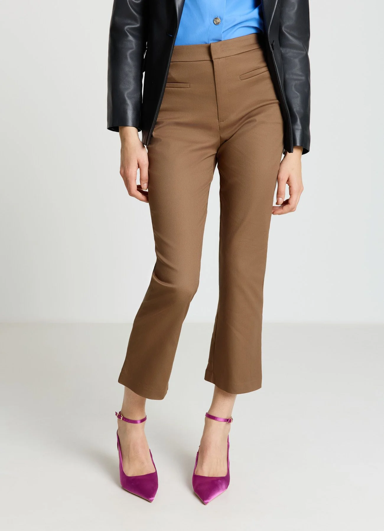 Pantaloni cropped flare tinta unita