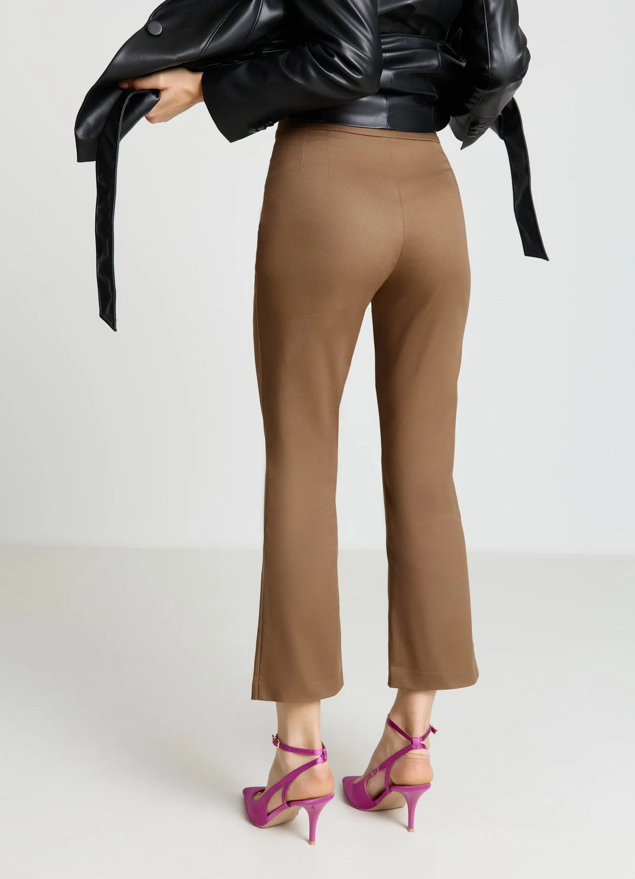 Pantaloni cropped flare tinta unita - Image 3