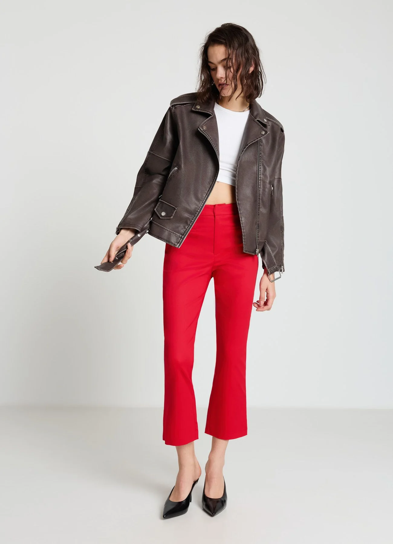Pantaloni cropped flare tinta unita