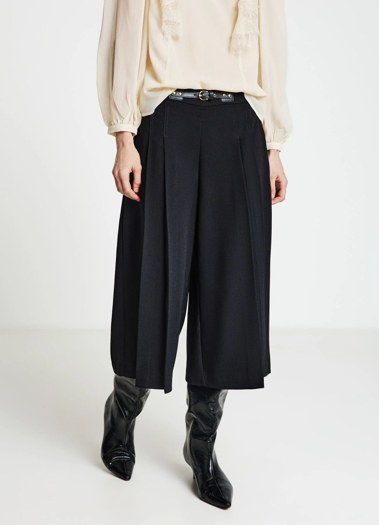 Pantaloni culotte con pieghe e cintura - Image 2