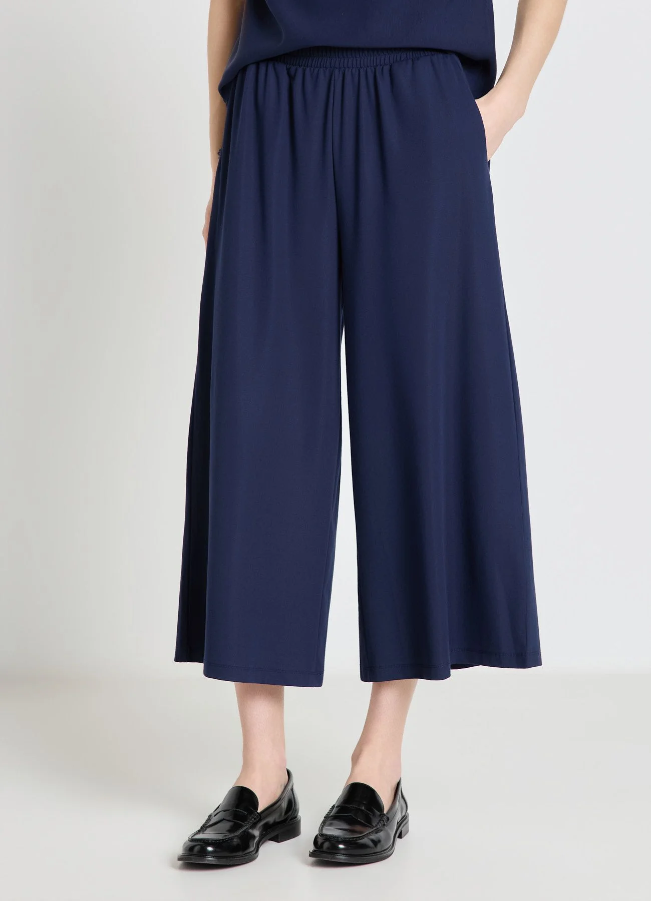Pantaloni ginnici crop tinta unita - Image 3