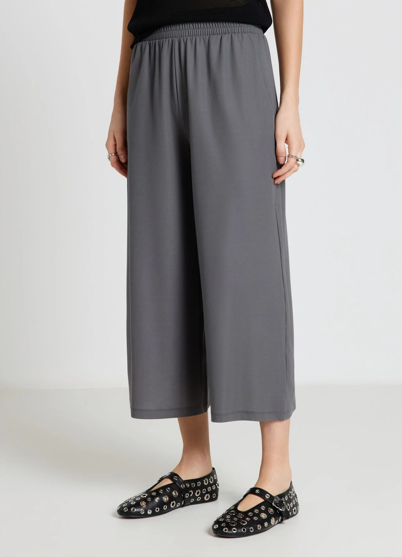 Pantaloni ginnici crop tinta unita - Image 2