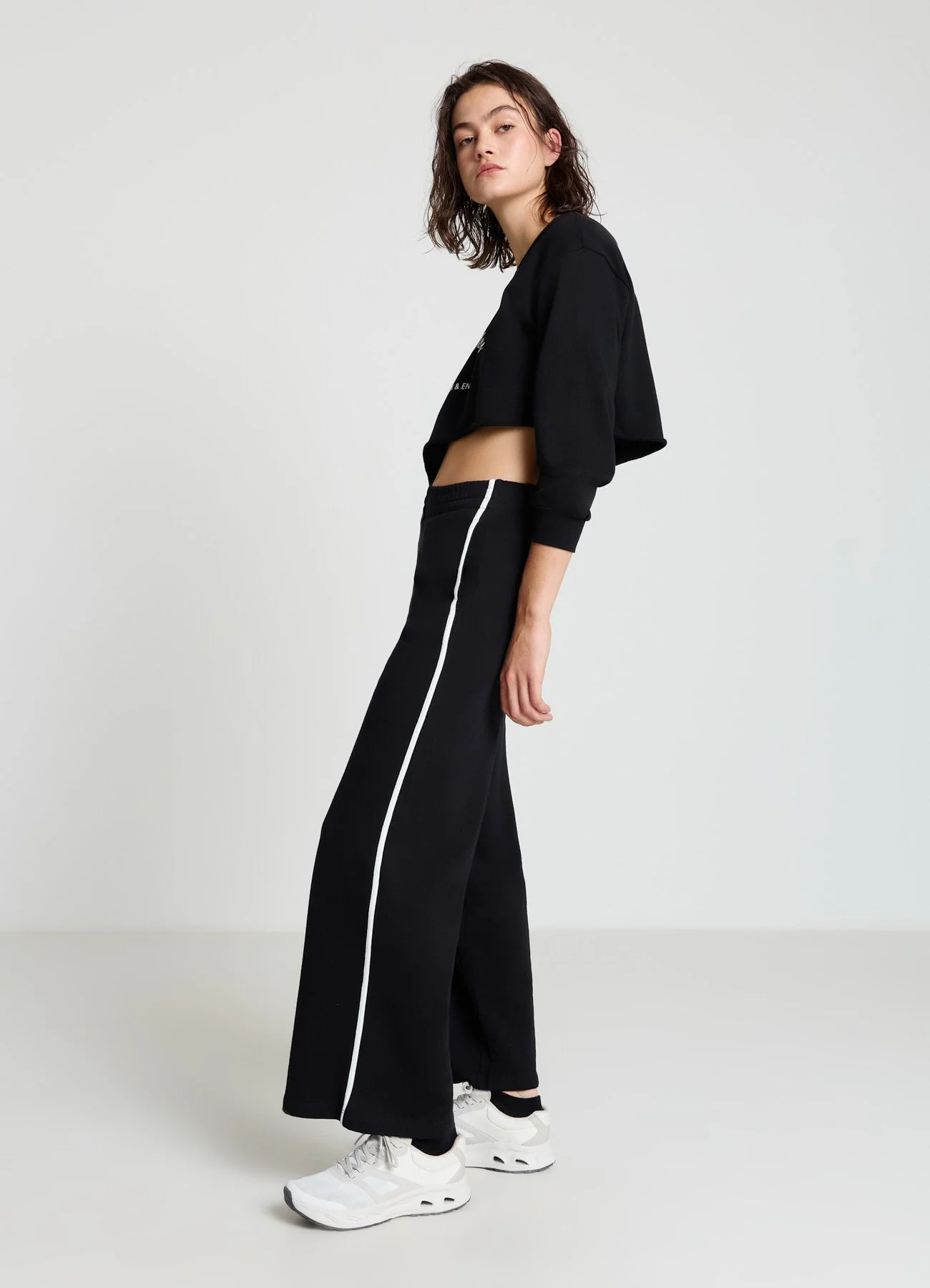Pantaloni ginnici wide leg con bande laterali - Image 2