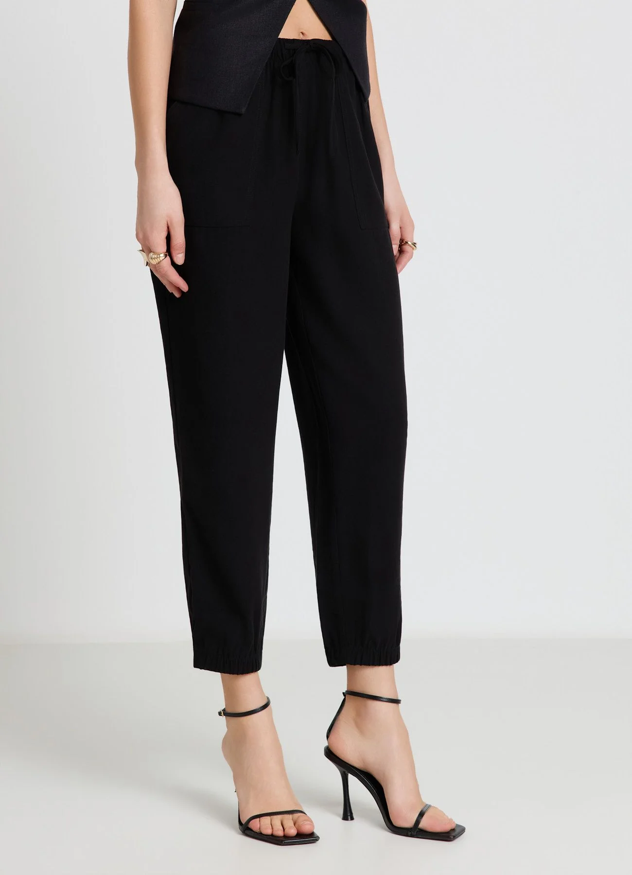 Pantaloni jogger con coulisse e tasche applicate - Image 2
