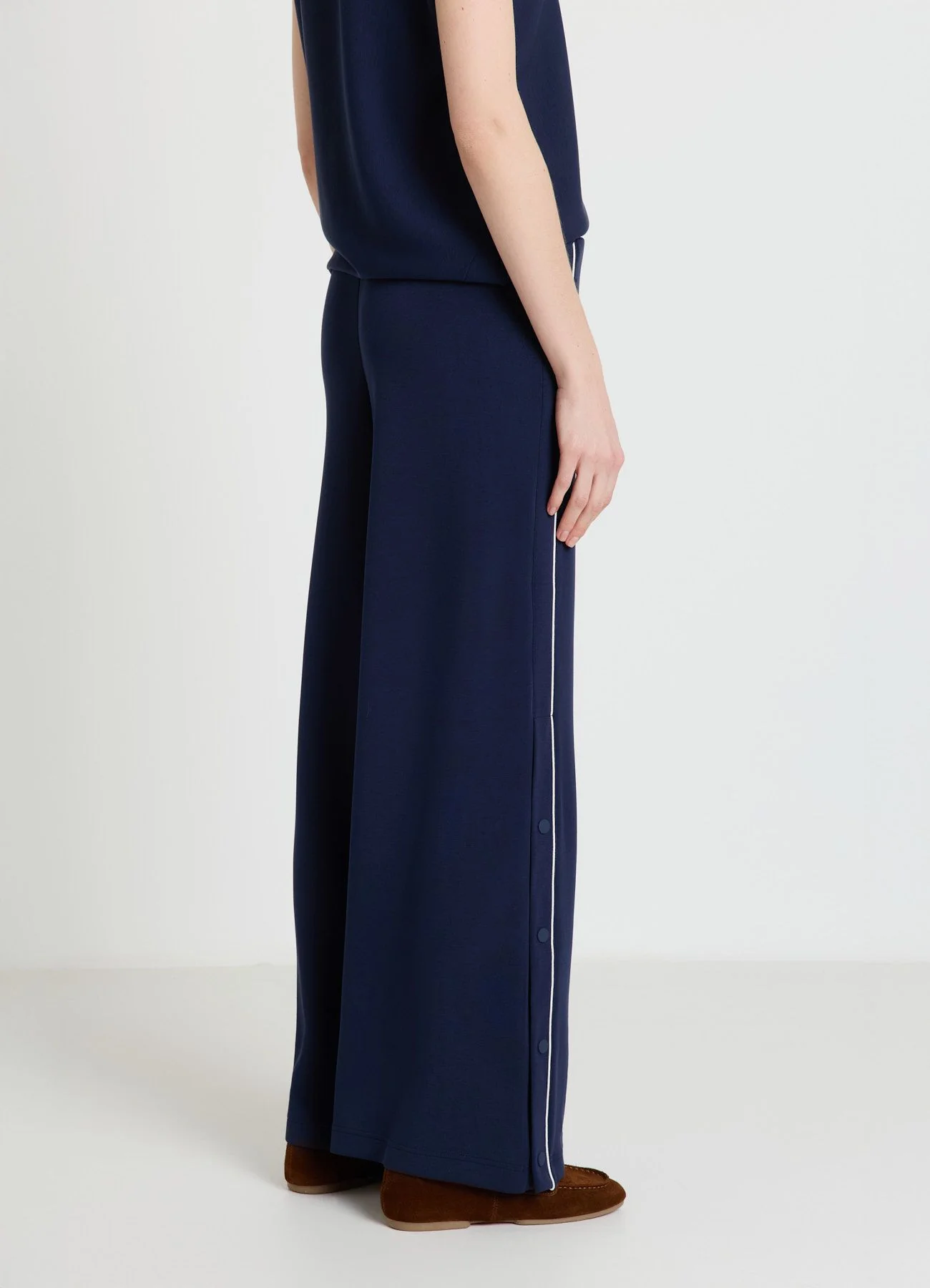 Pantaloni palazzo con bottoni laterali - Image 2