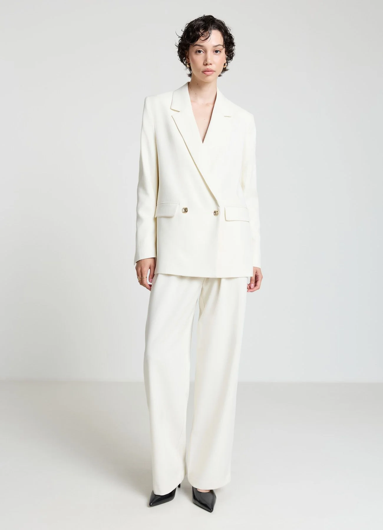 Pantaloni palazzo con pieghe e cintura