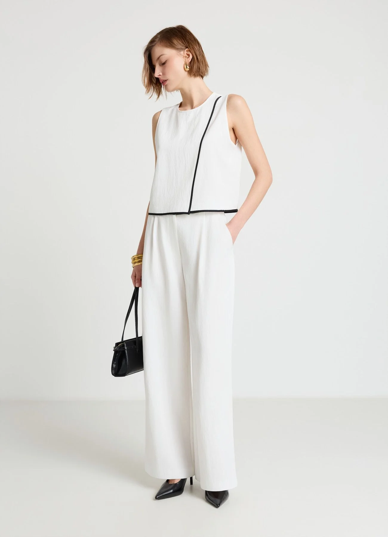 Pantaloni palazzo con pinces e piping