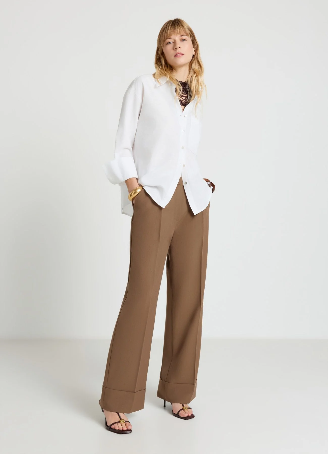 Pantaloni palazzo con risvolto e fascia in vita