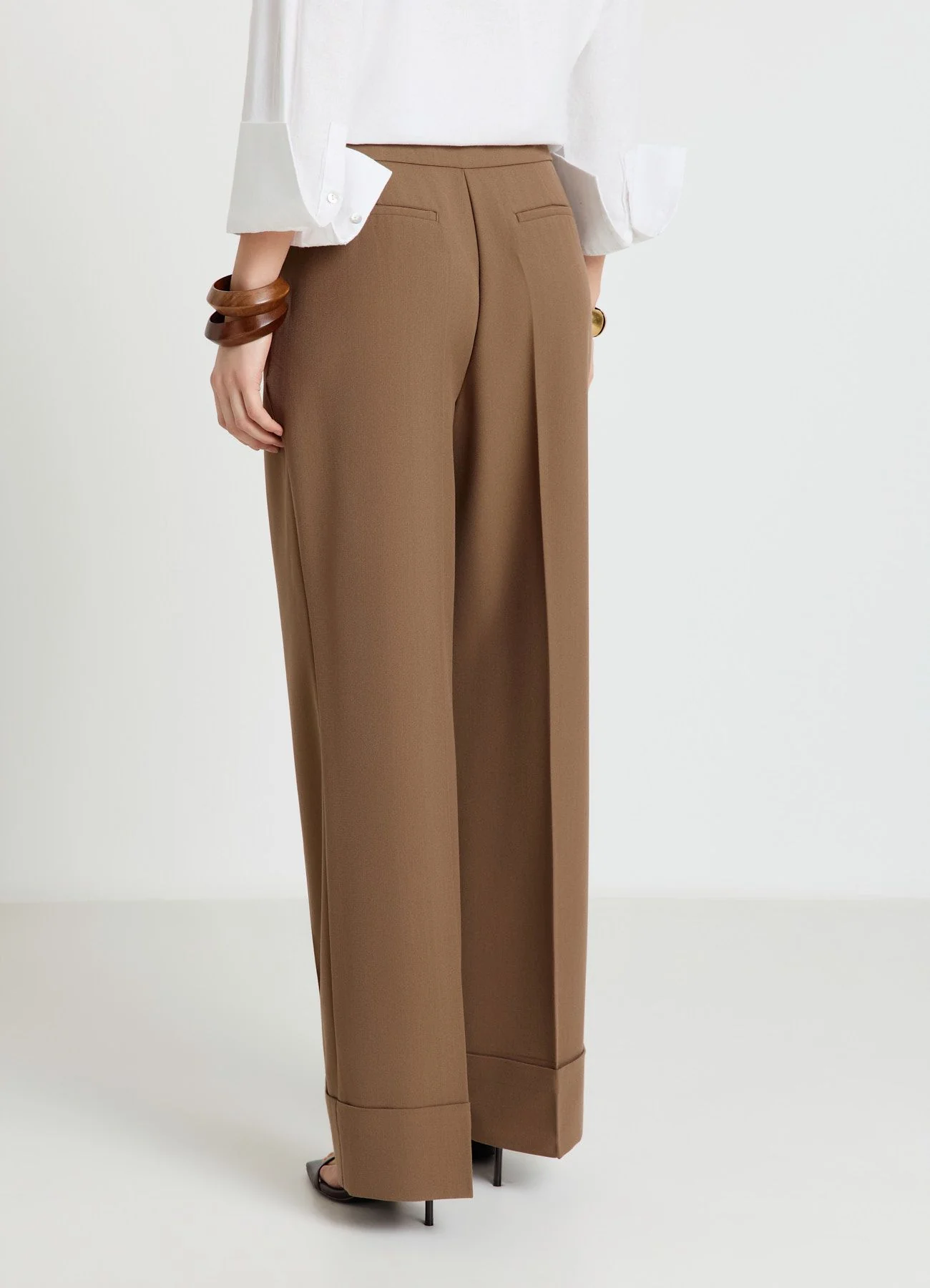 Pantaloni palazzo con risvolto e fascia in vita - Image 2