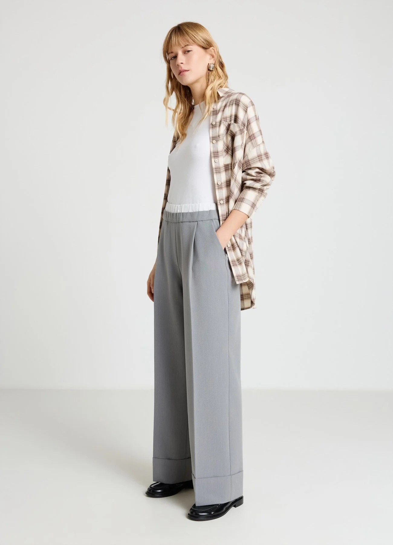 Pantaloni palazzo con risvolto e fascia in vita