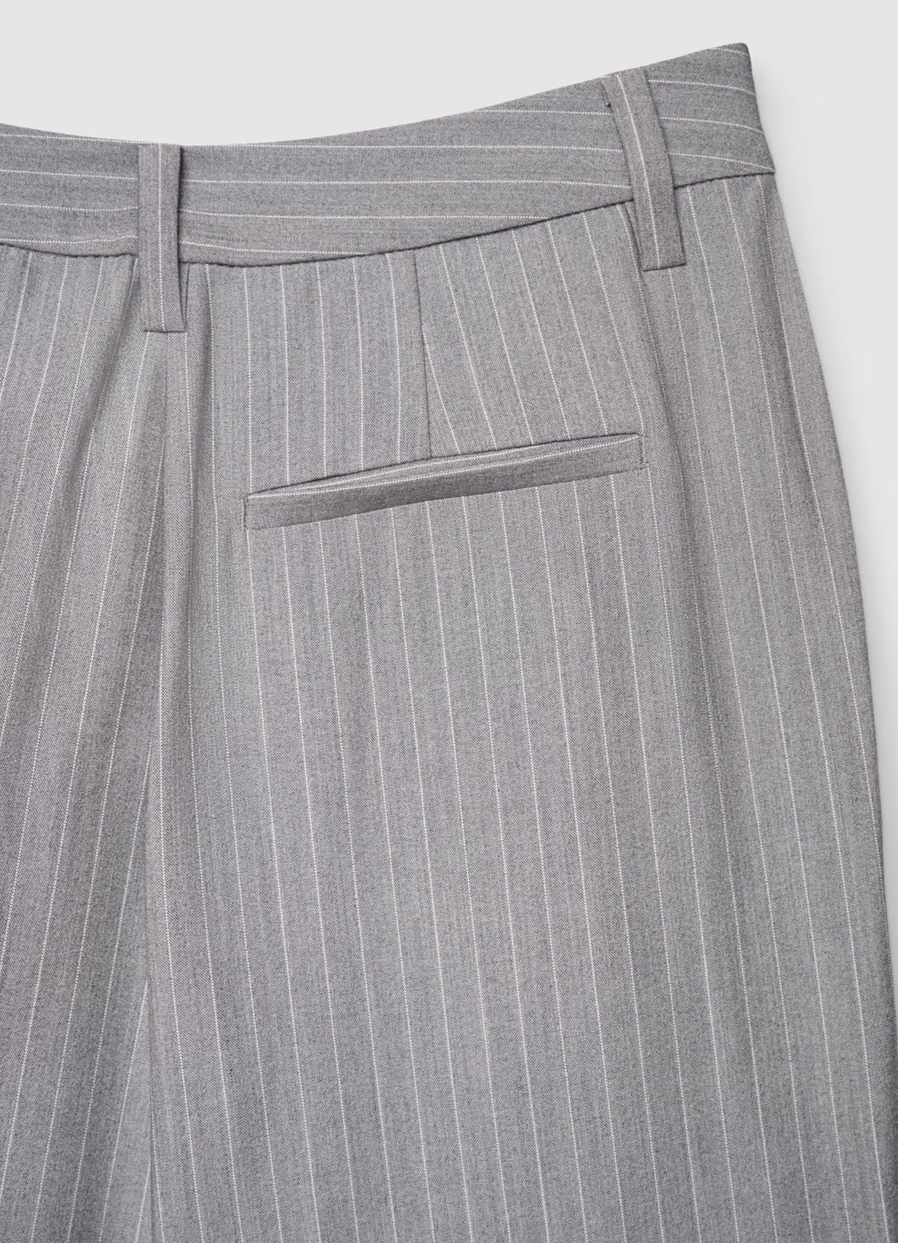 Pantaloni palazzo gessati con risvolto - Image 4