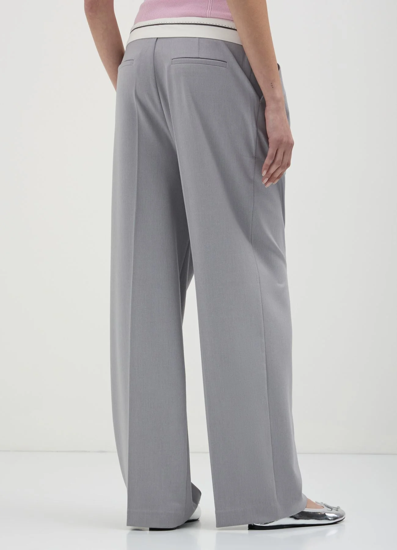 Pantaloni vita bassa con banda a contrasto