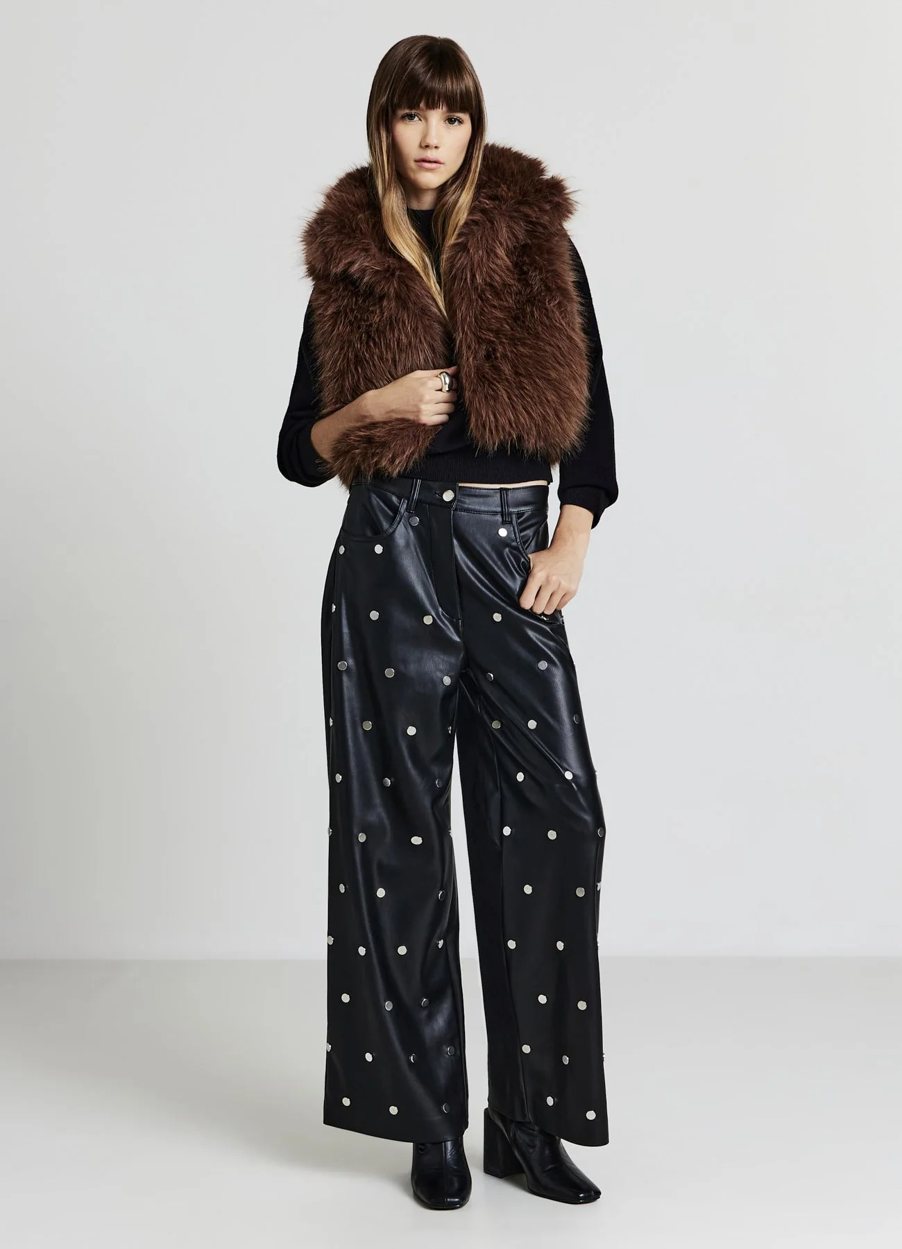 Pantaloni wide leg con borchie
