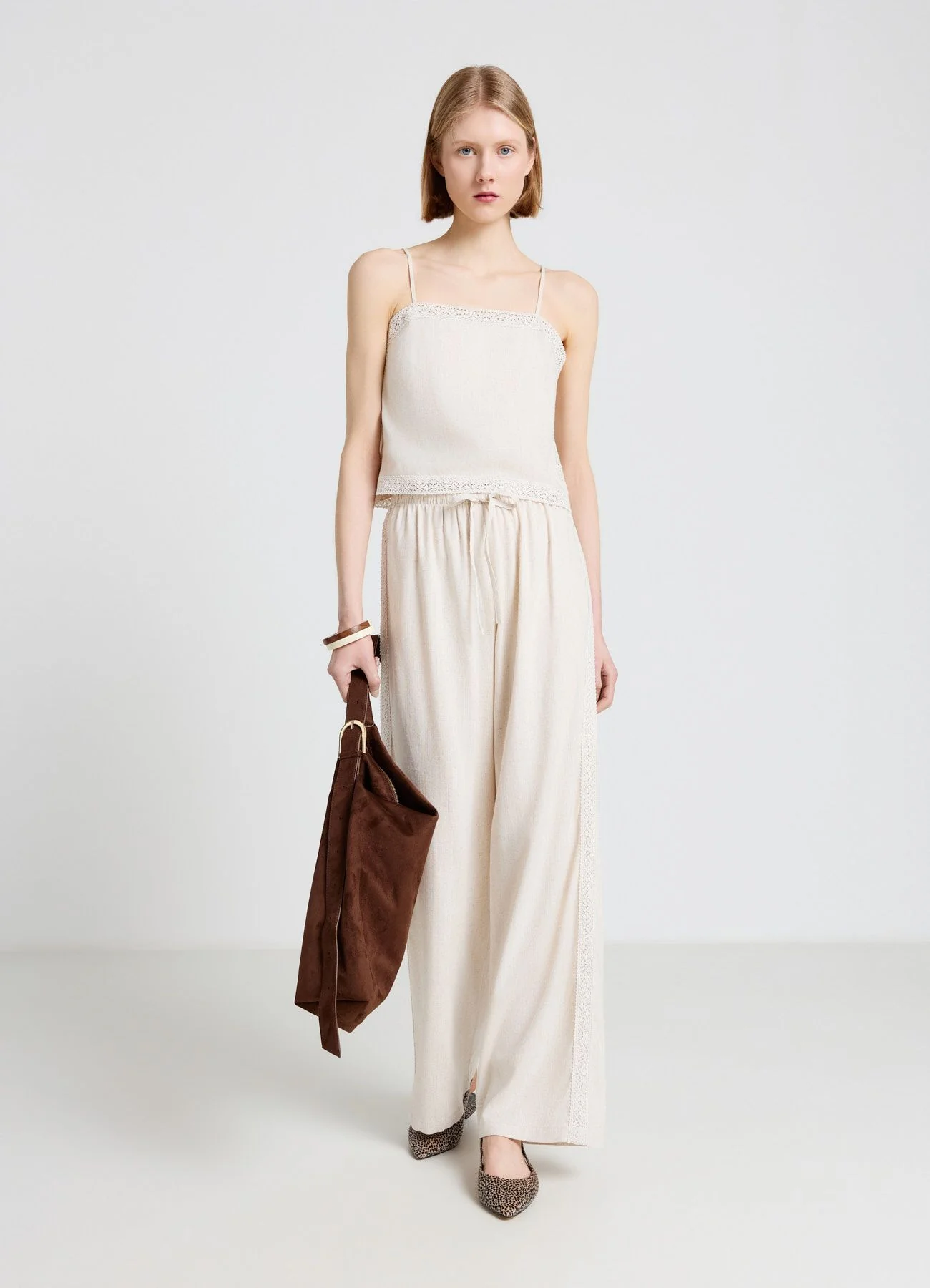 Pantaloni wide leg con coulisse e ricamo macramè